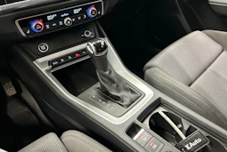 valkoinen Audi Q3 2021 kuva 29.