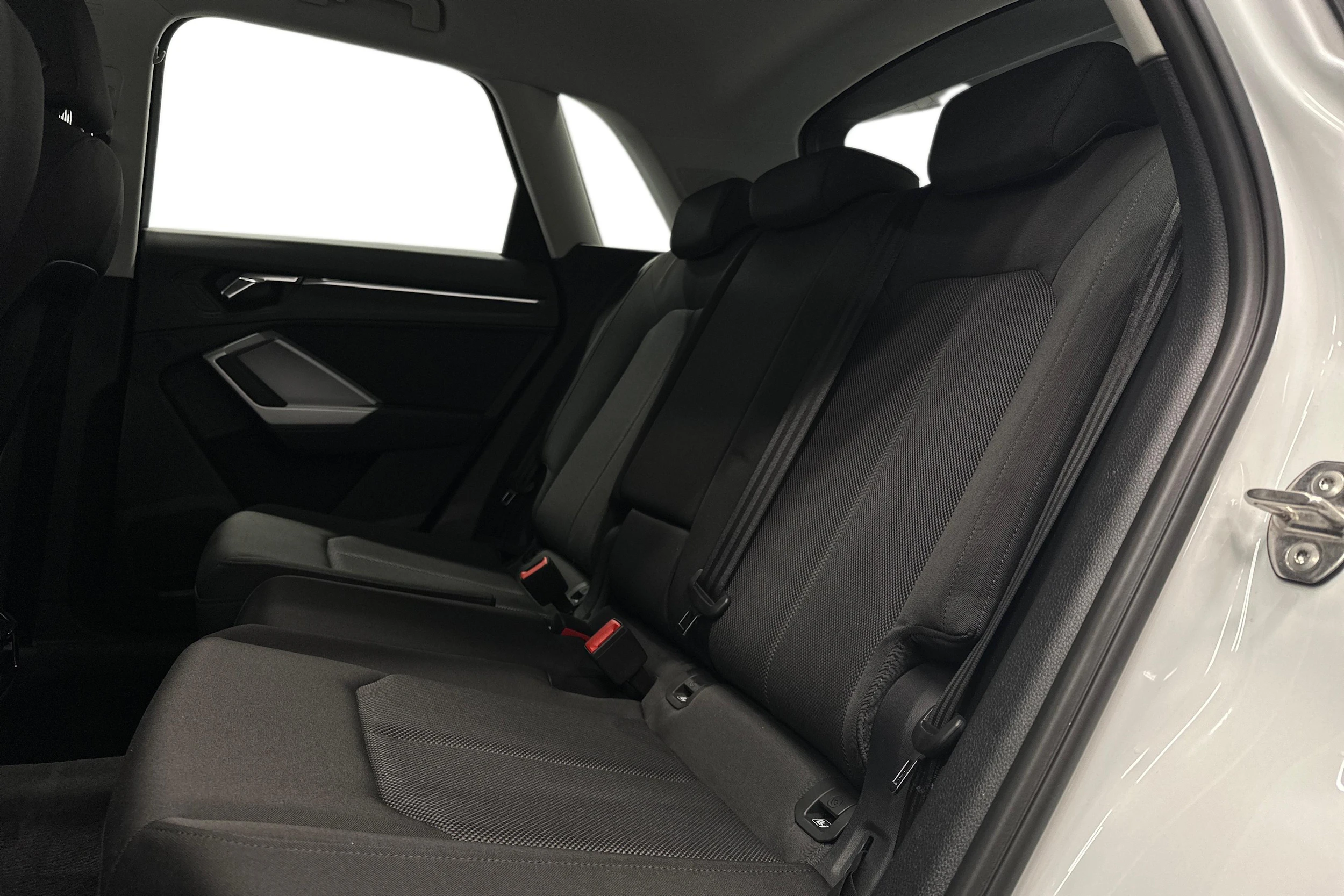 valkoinen Audi Q3 2021 kuva 11.