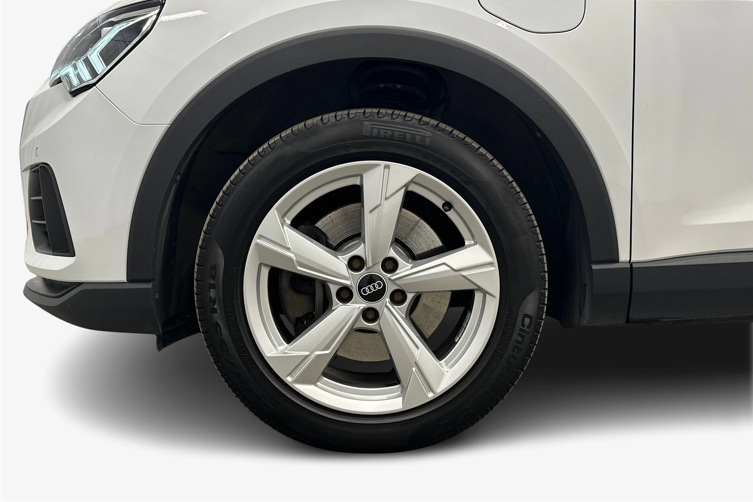valkoinen Audi Q3 2021 kuva 12.