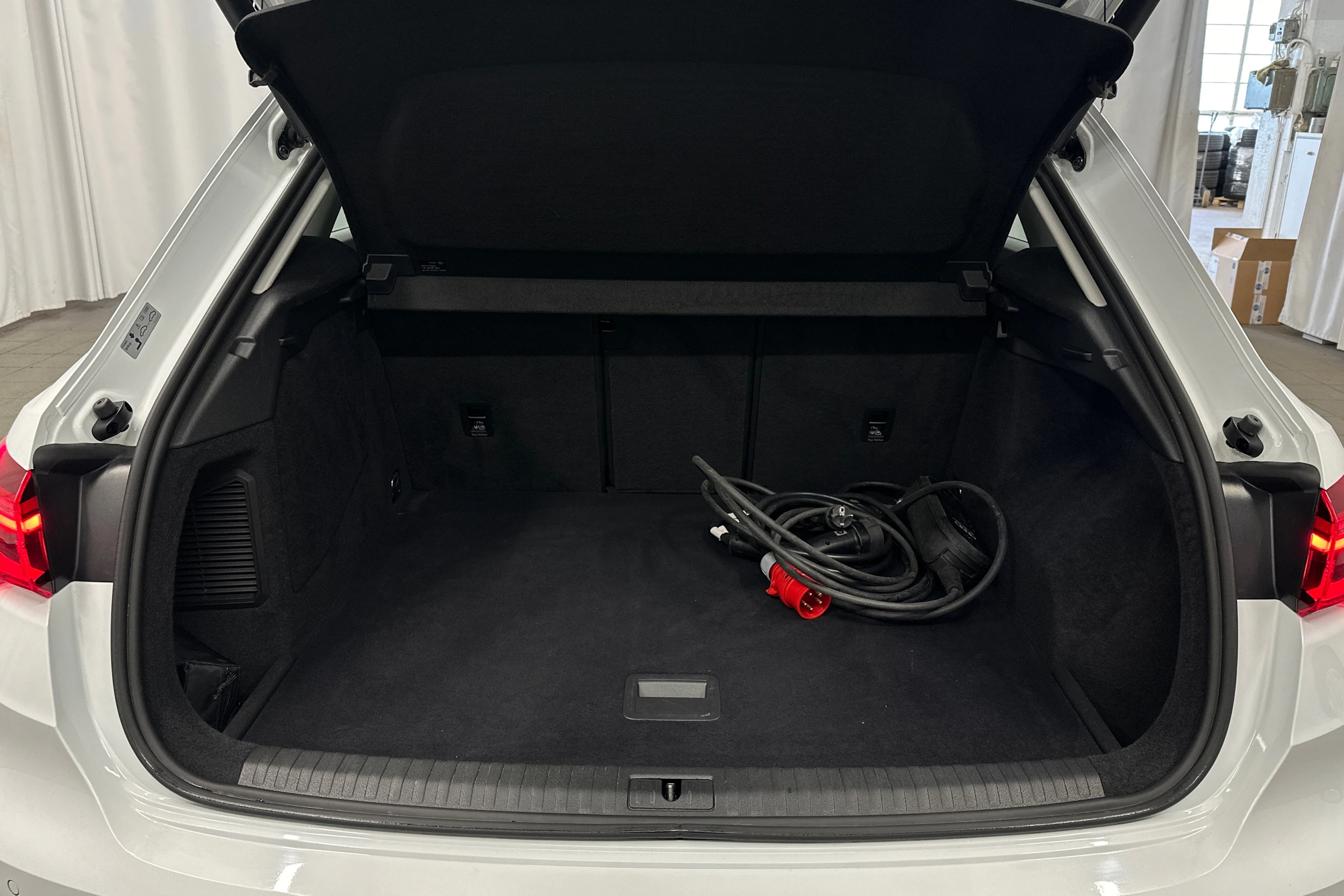 valkoinen Audi Q3 2021 kuva 15.