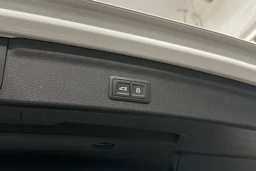 valkoinen Audi Q3 2021 kuva 17.