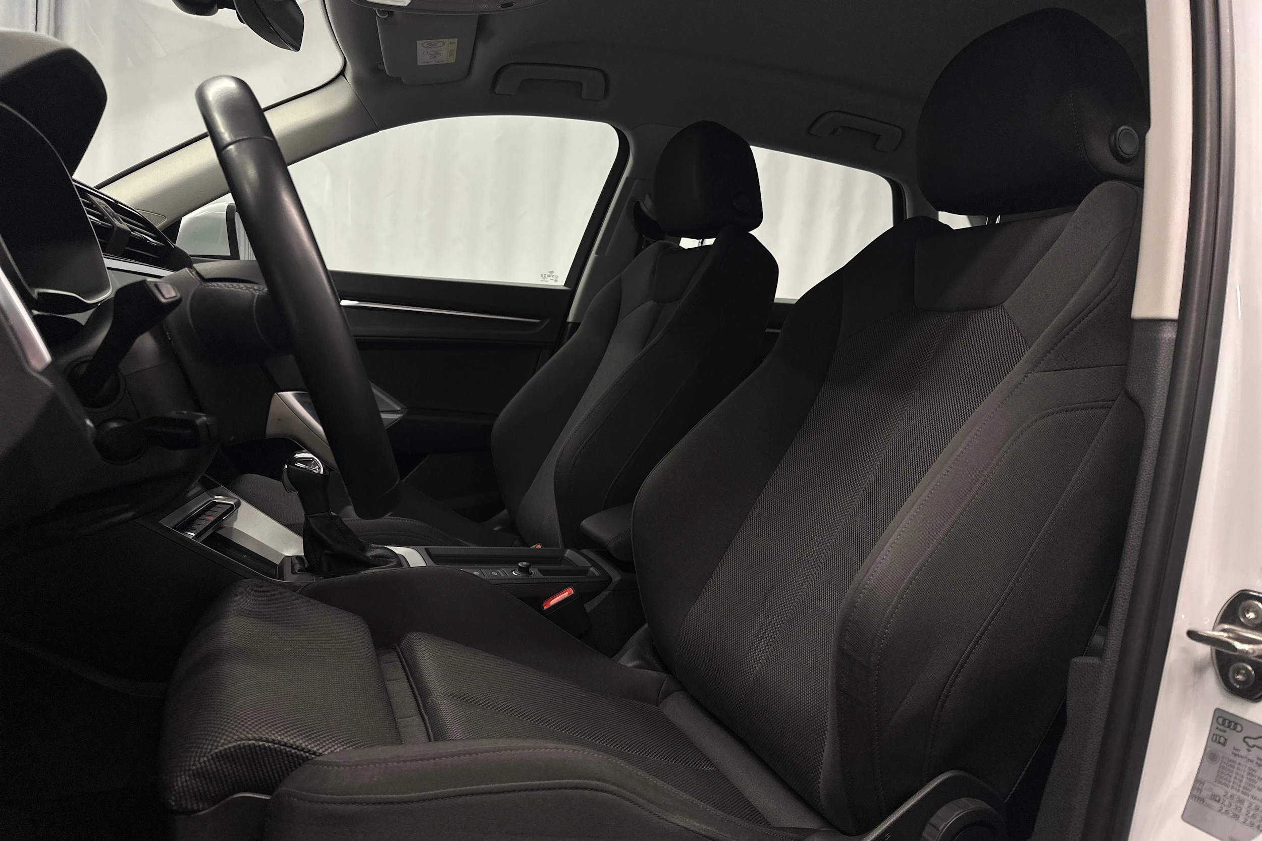 valkoinen Audi Q3 2021 kuva 18.
