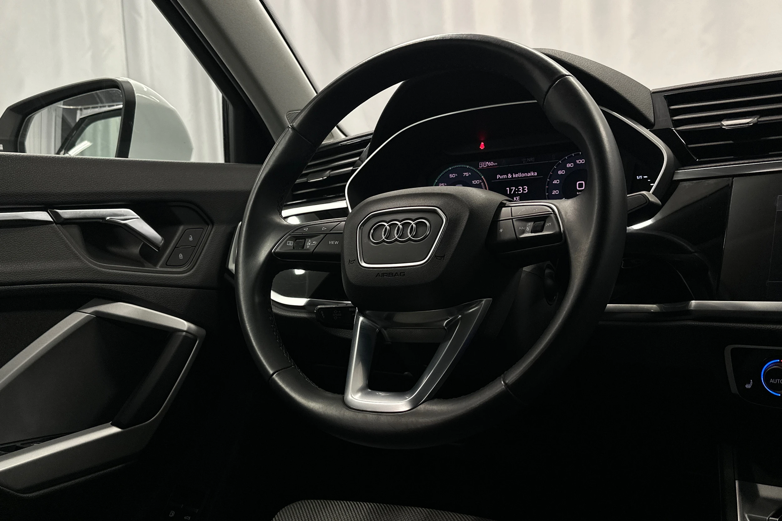 valkoinen Audi Q3 2021 kuva 19.