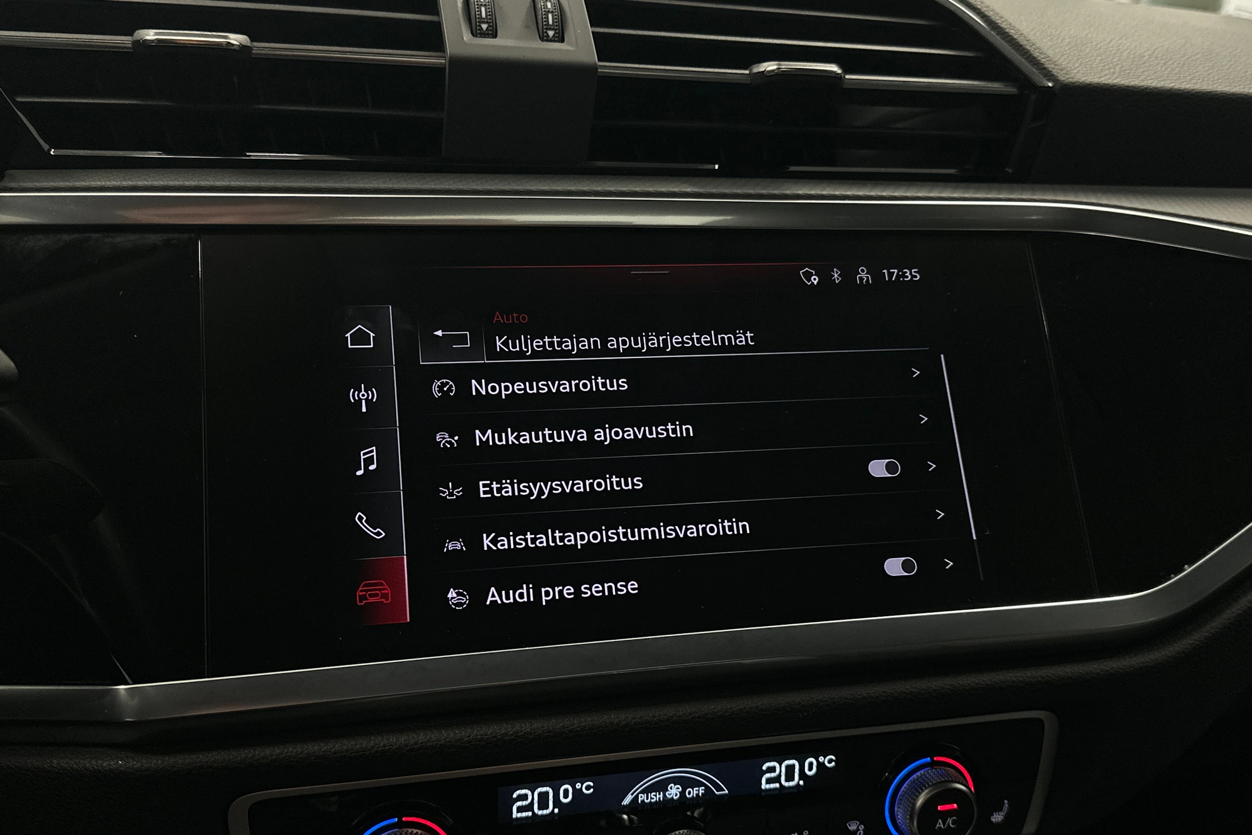 valkoinen Audi Q3 2021 kuva 26.