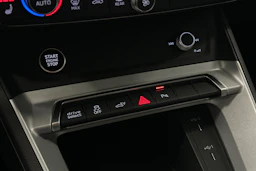 valkoinen Audi Q3 2021 kuva 32.