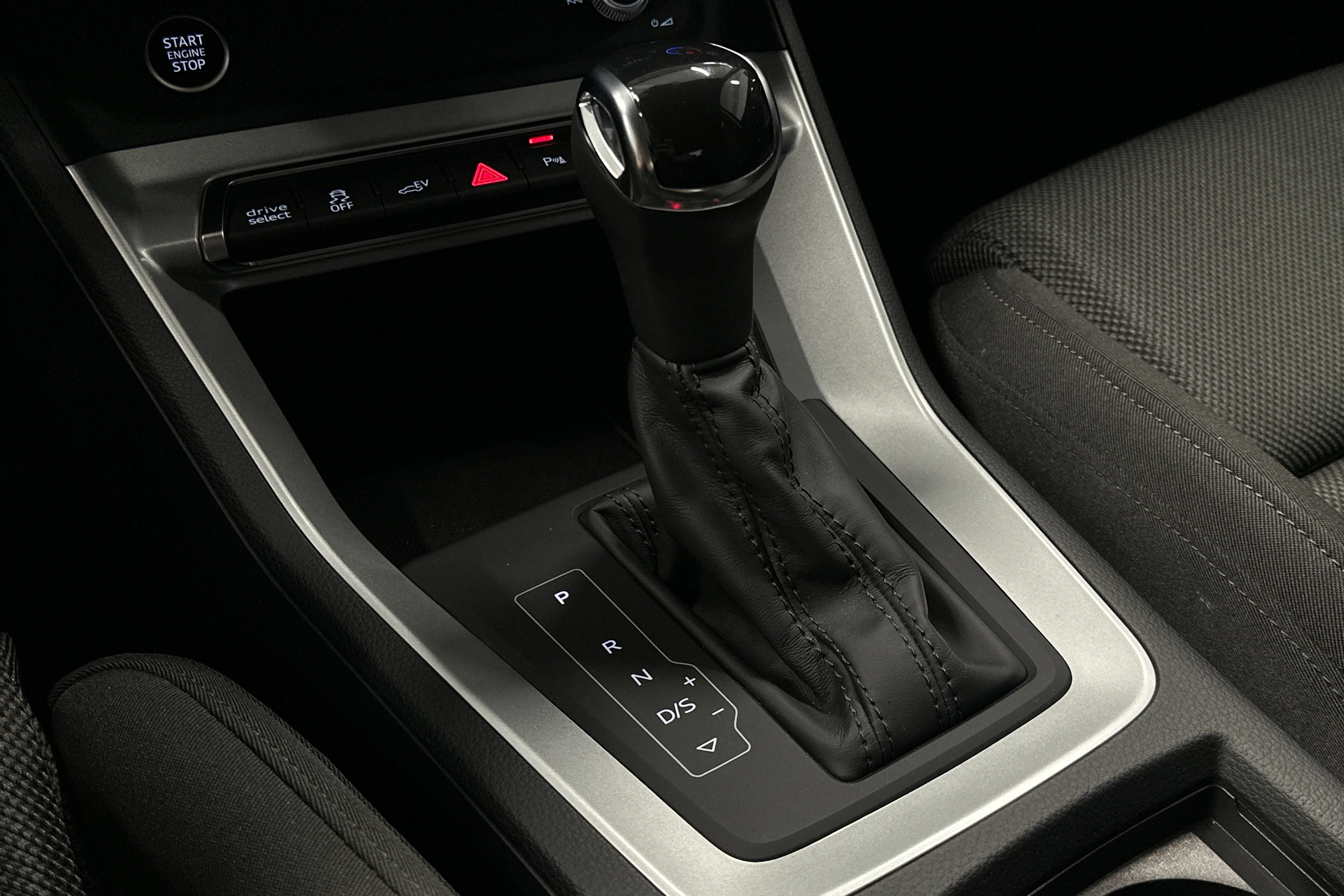 valkoinen Audi Q3 2021 kuva 33.
