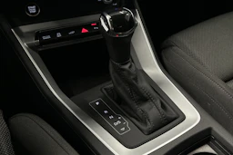 valkoinen Audi Q3 2021 kuva 33.