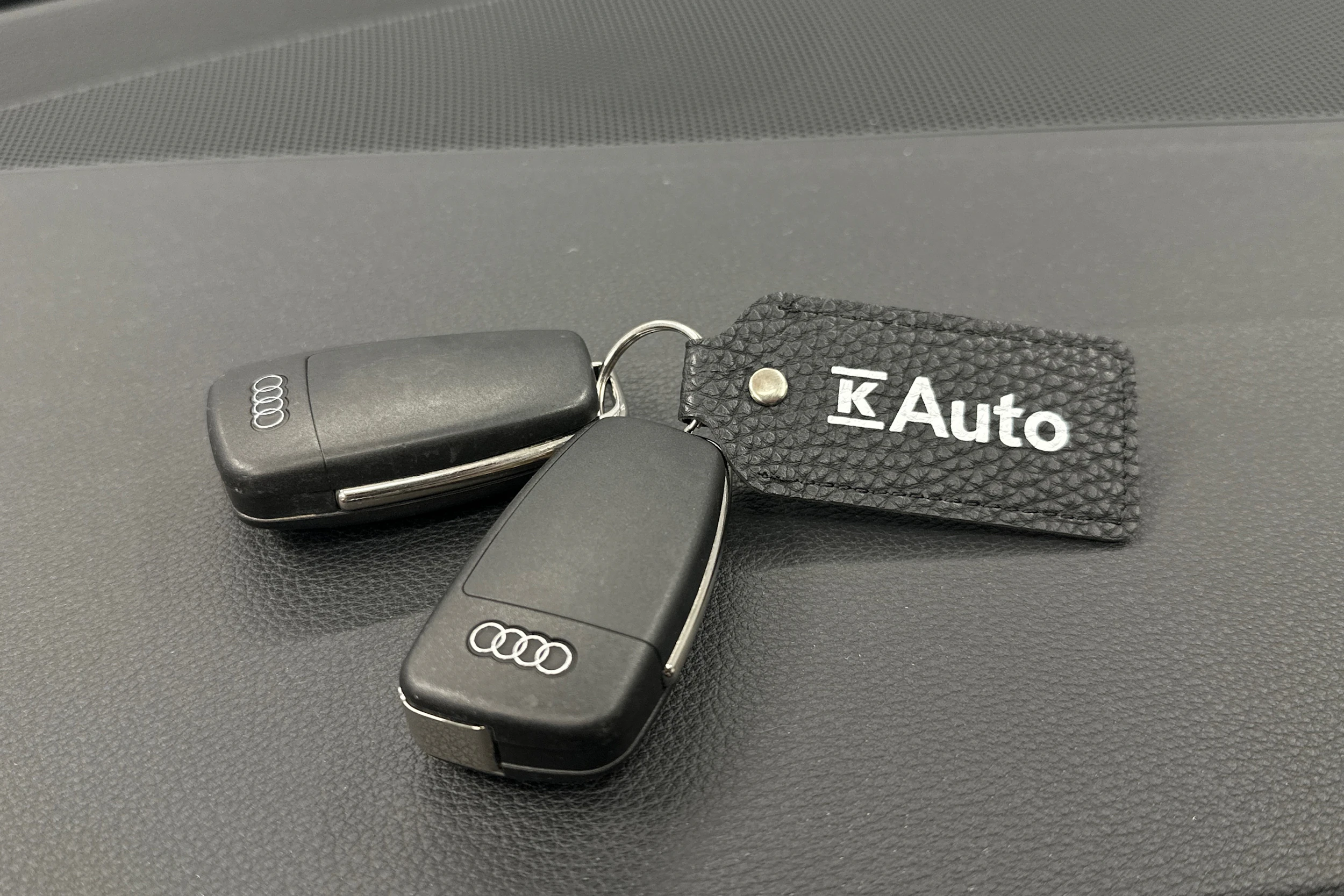 valkoinen Audi Q3 2021 kuva 36.