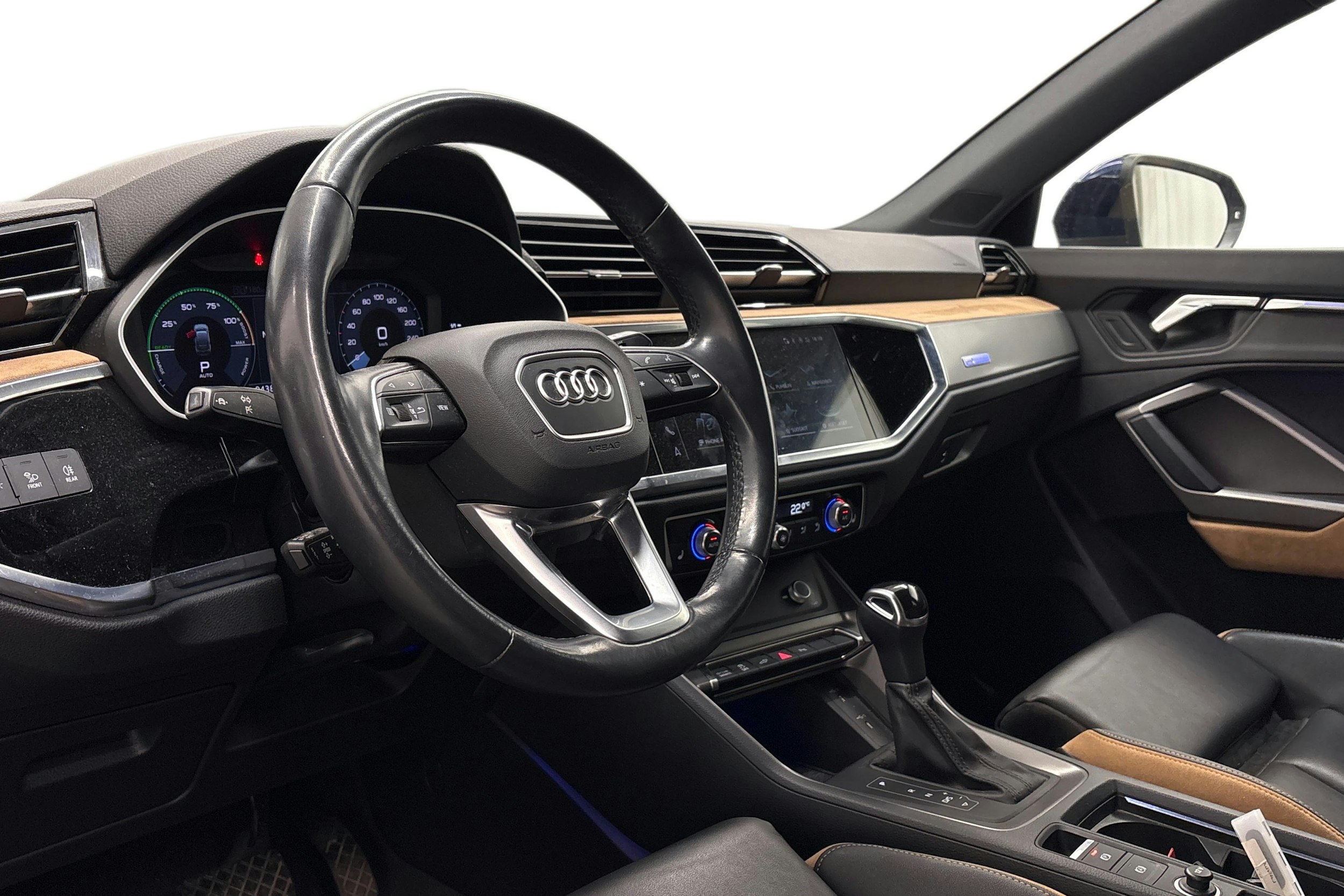 sininen Audi Q3 2021 kuva 3.