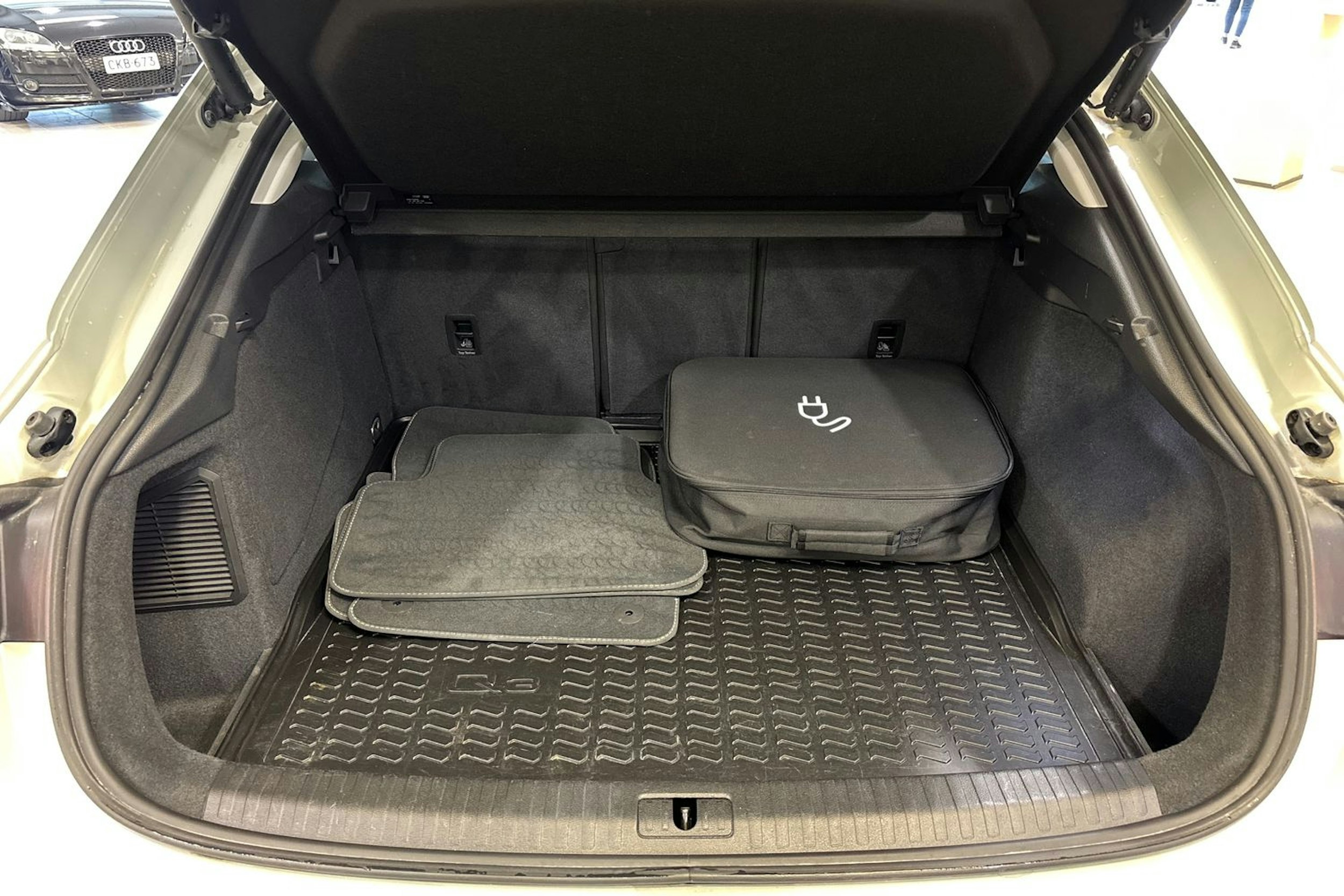 met. hopea Audi Q3 2021 kuva 23.