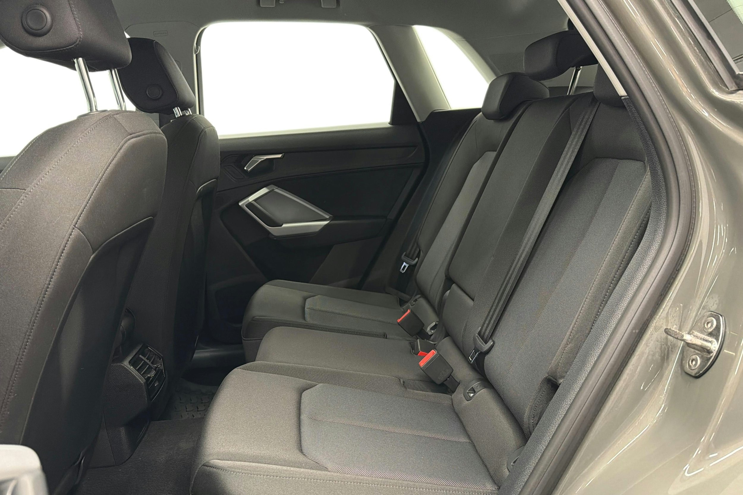 harmaa Audi Q3 2022 kuva 10.