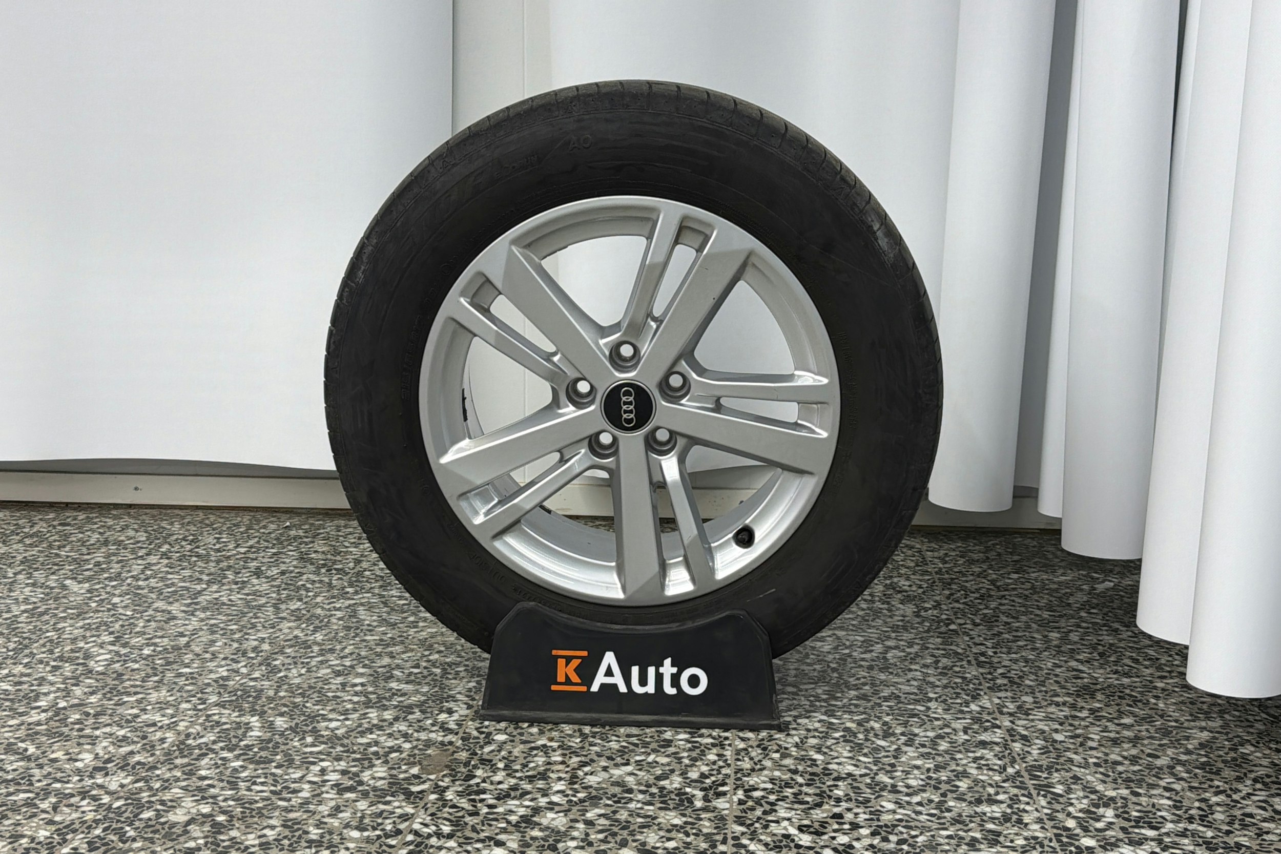 harmaa Audi Q3 2022 kuva 13.