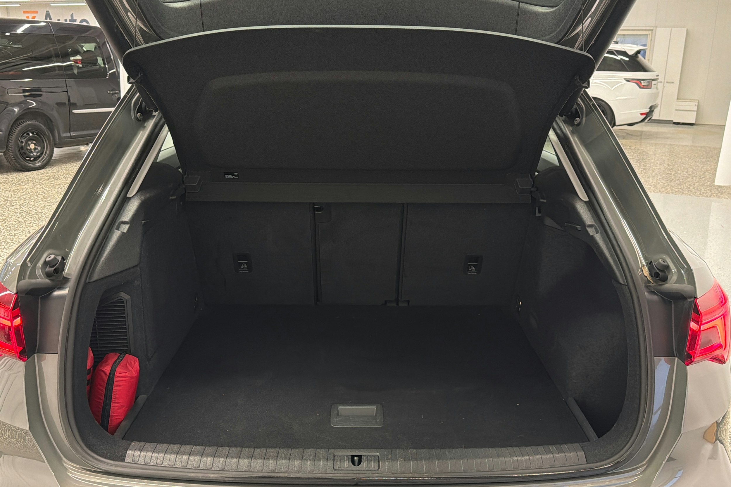 harmaa Audi Q3 2022 kuva 14.