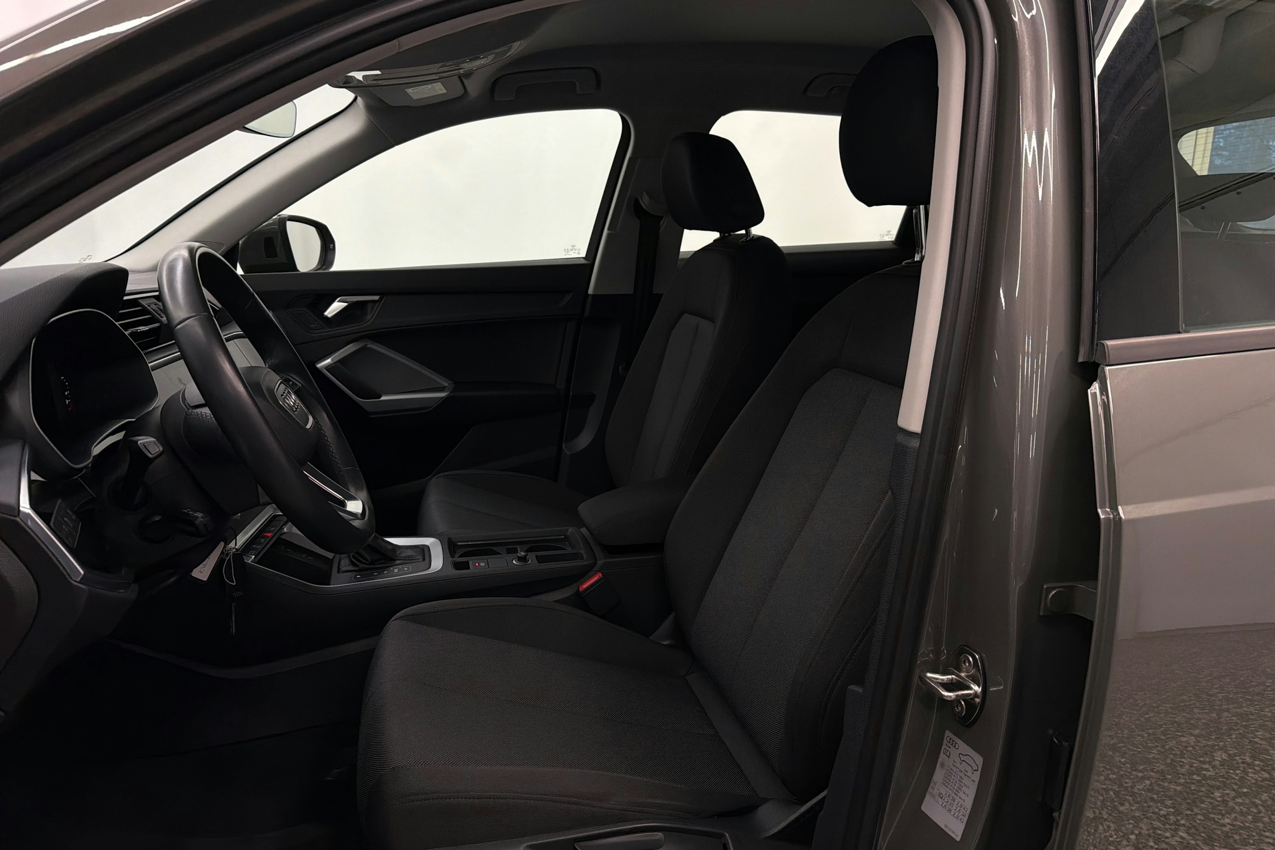 harmaa Audi Q3 2022 kuva 17.