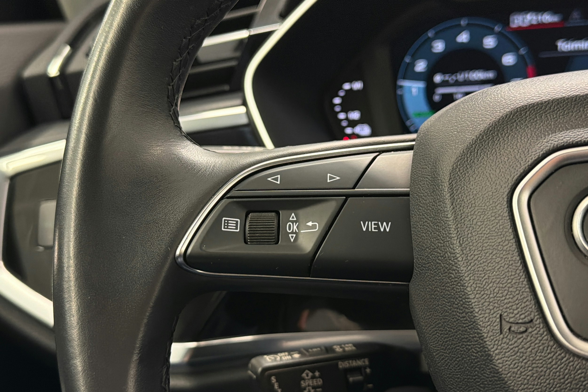 harmaa Audi Q3 2022 kuva 20.