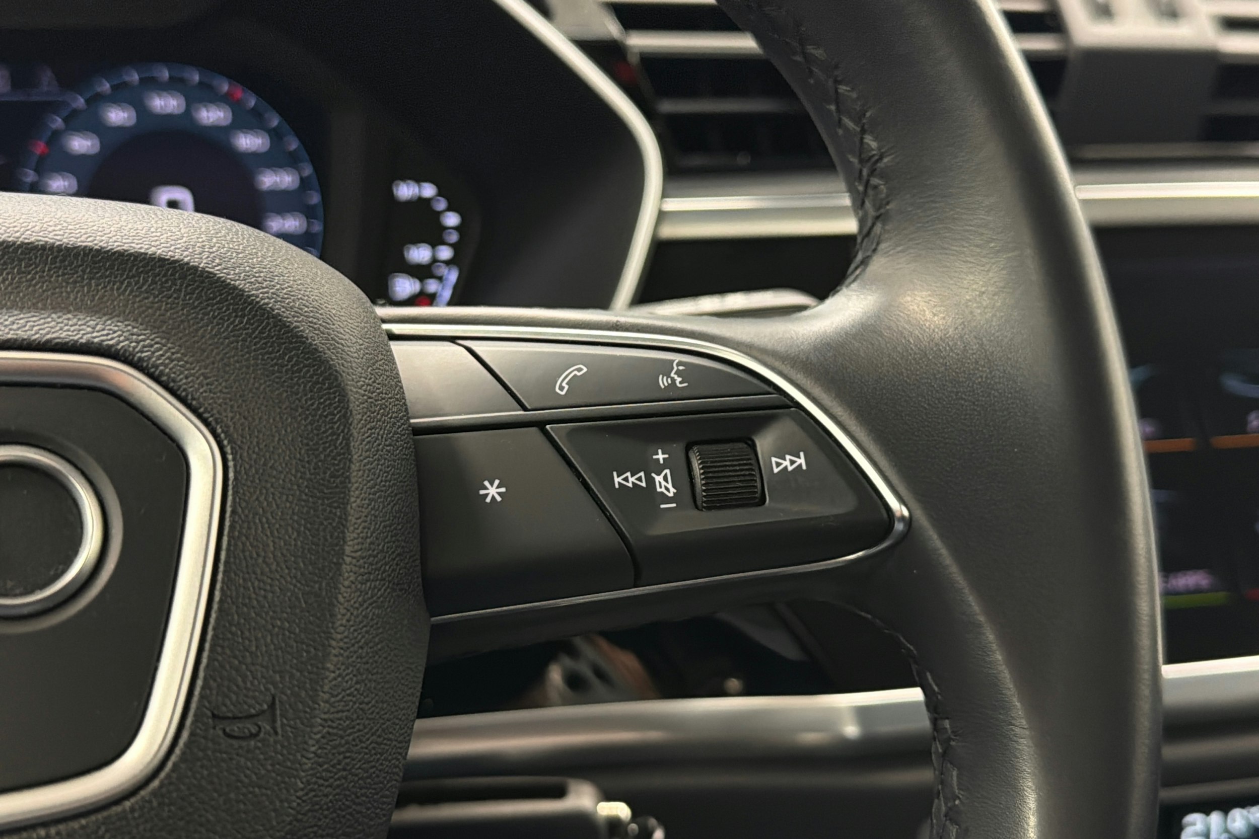 harmaa Audi Q3 2022 kuva 21.