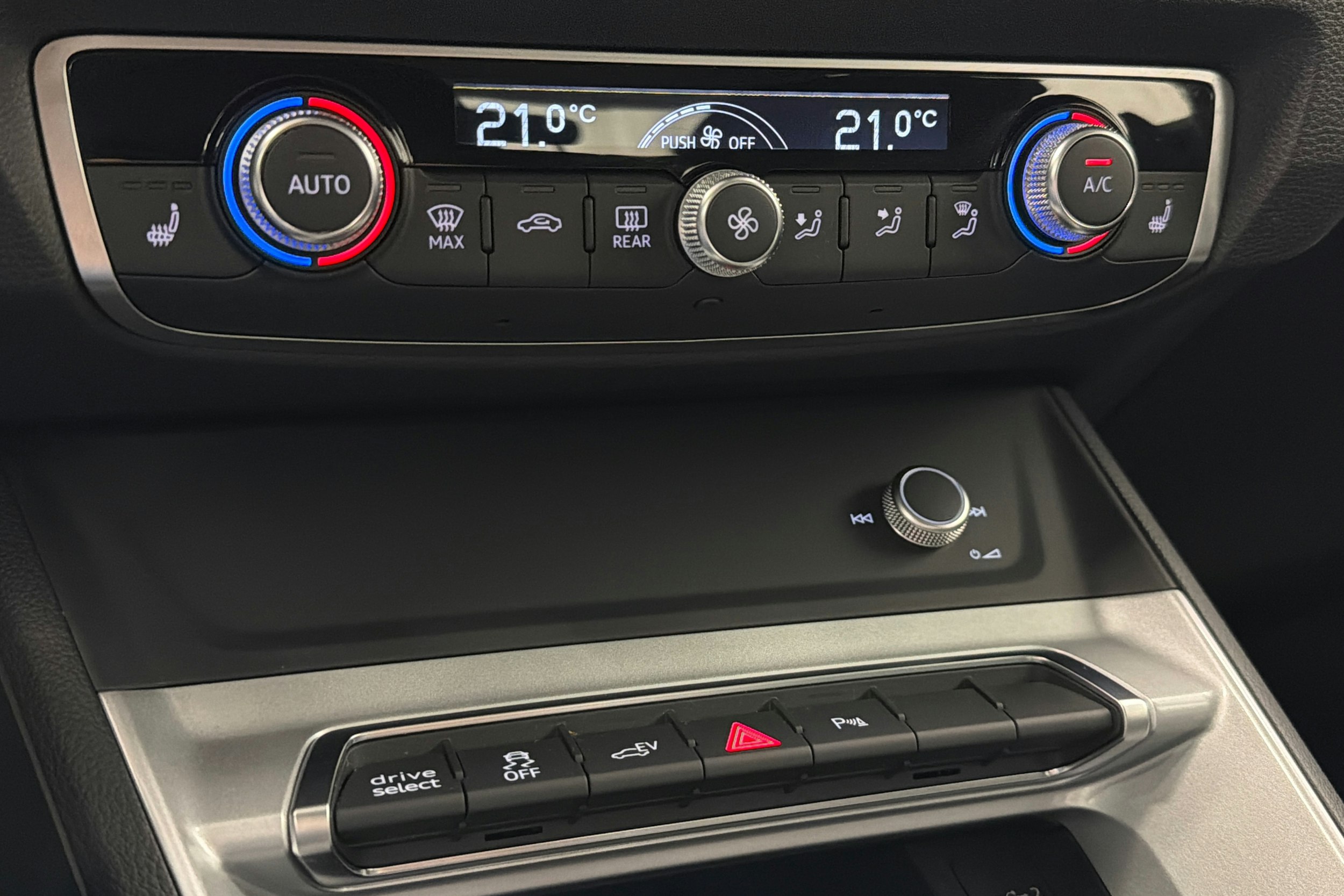 harmaa Audi Q3 2022 kuva 22.