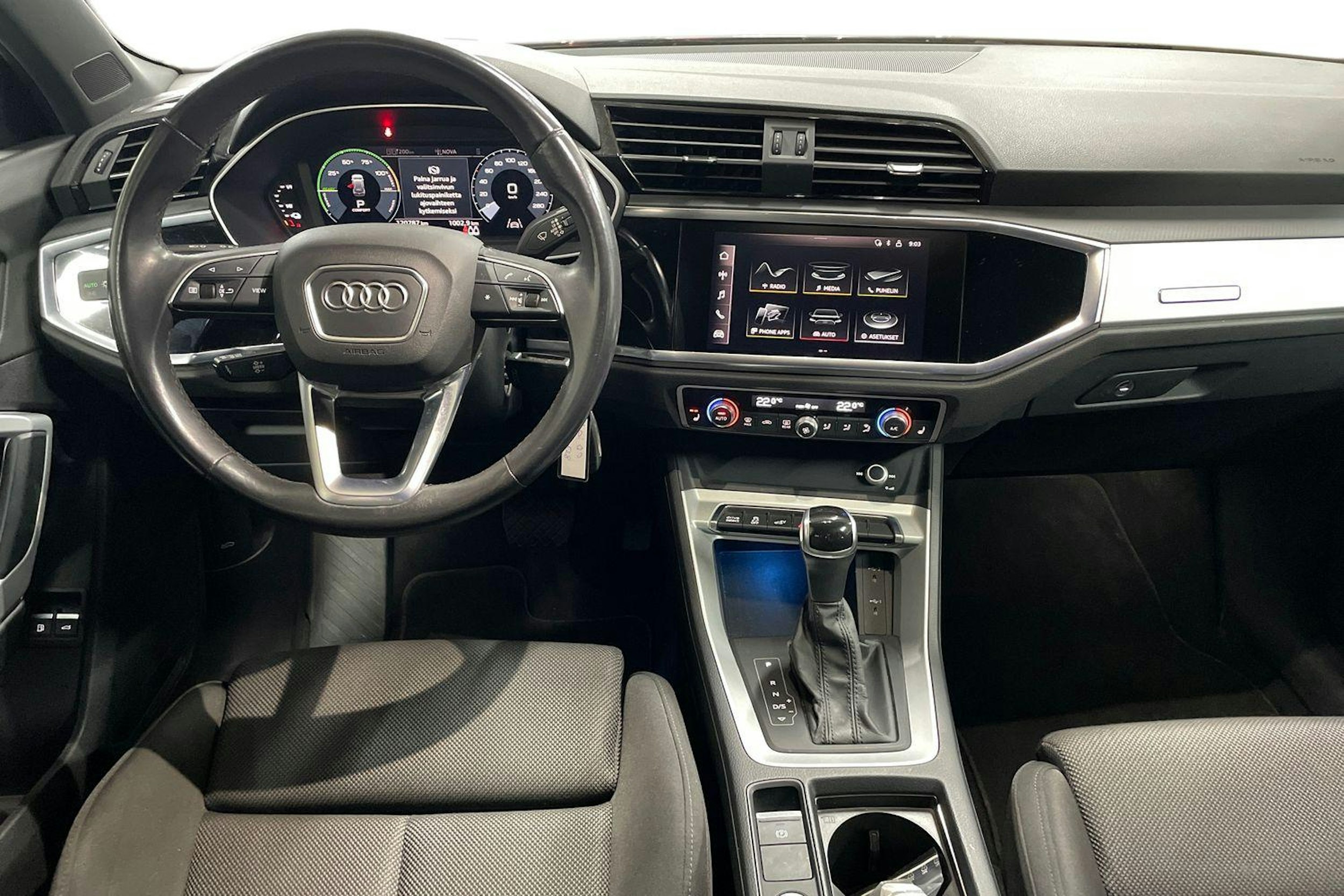 Harmaa Audi Q3 2021 kuva 7.