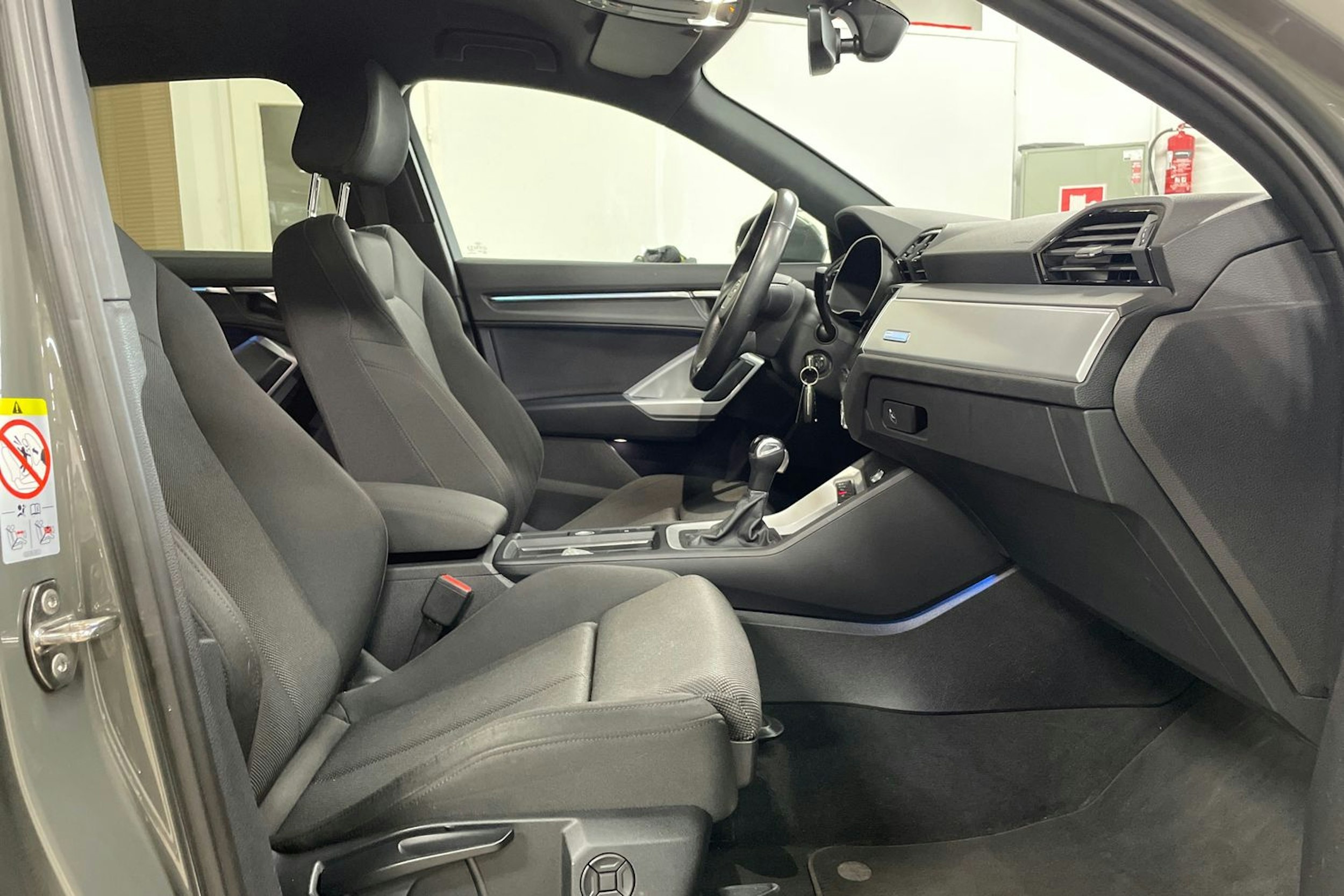 Harmaa Audi Q3 2021 kuva 11.