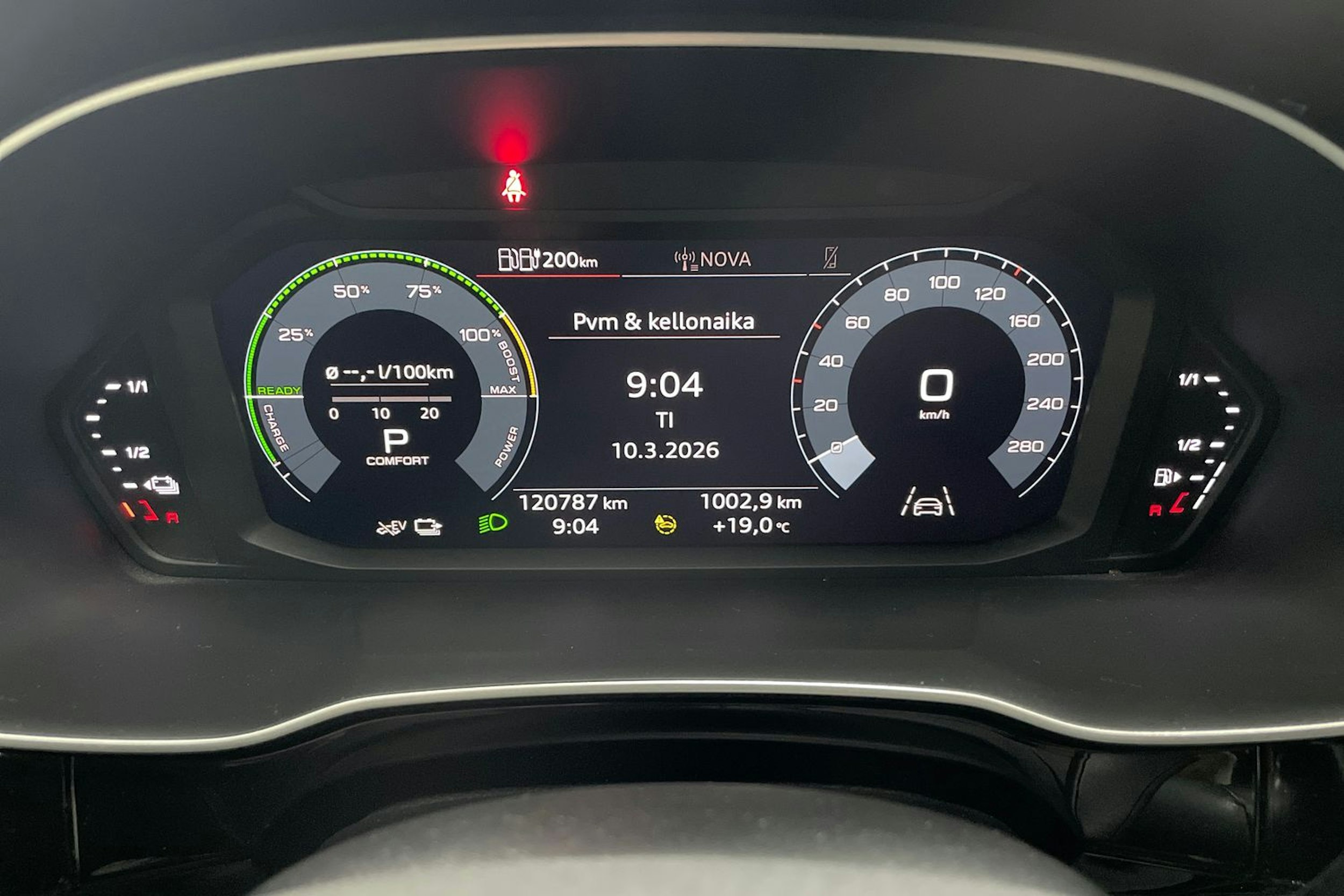 Harmaa Audi Q3 2021 kuva 13.