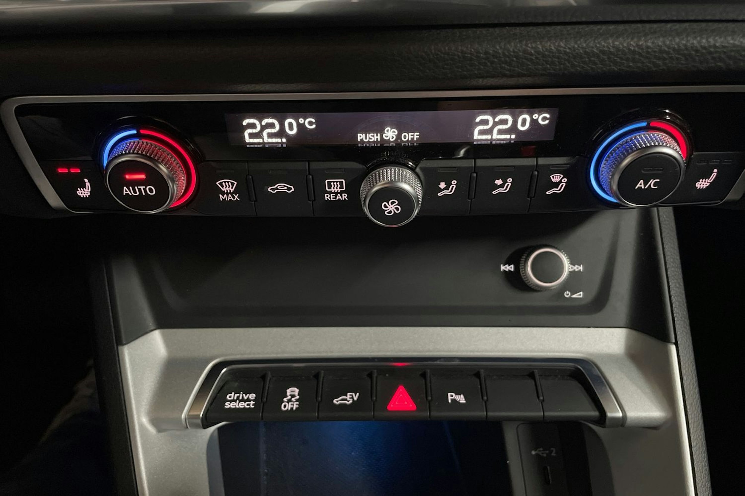 Harmaa Audi Q3 2021 kuva 17.