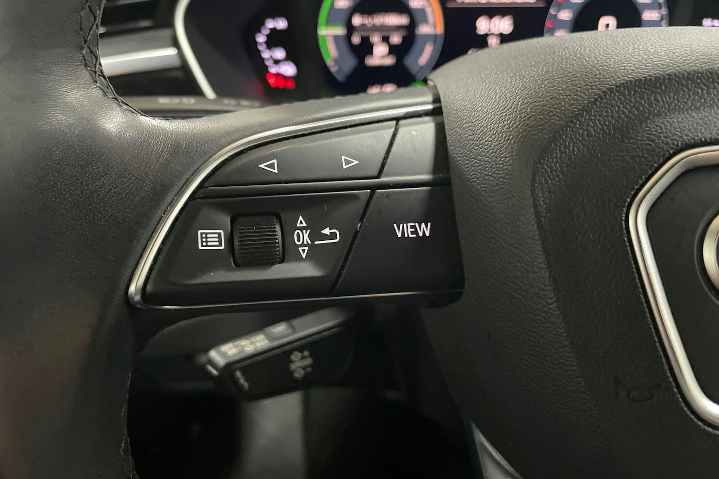 Harmaa Audi Q3 2021 kuva 19.