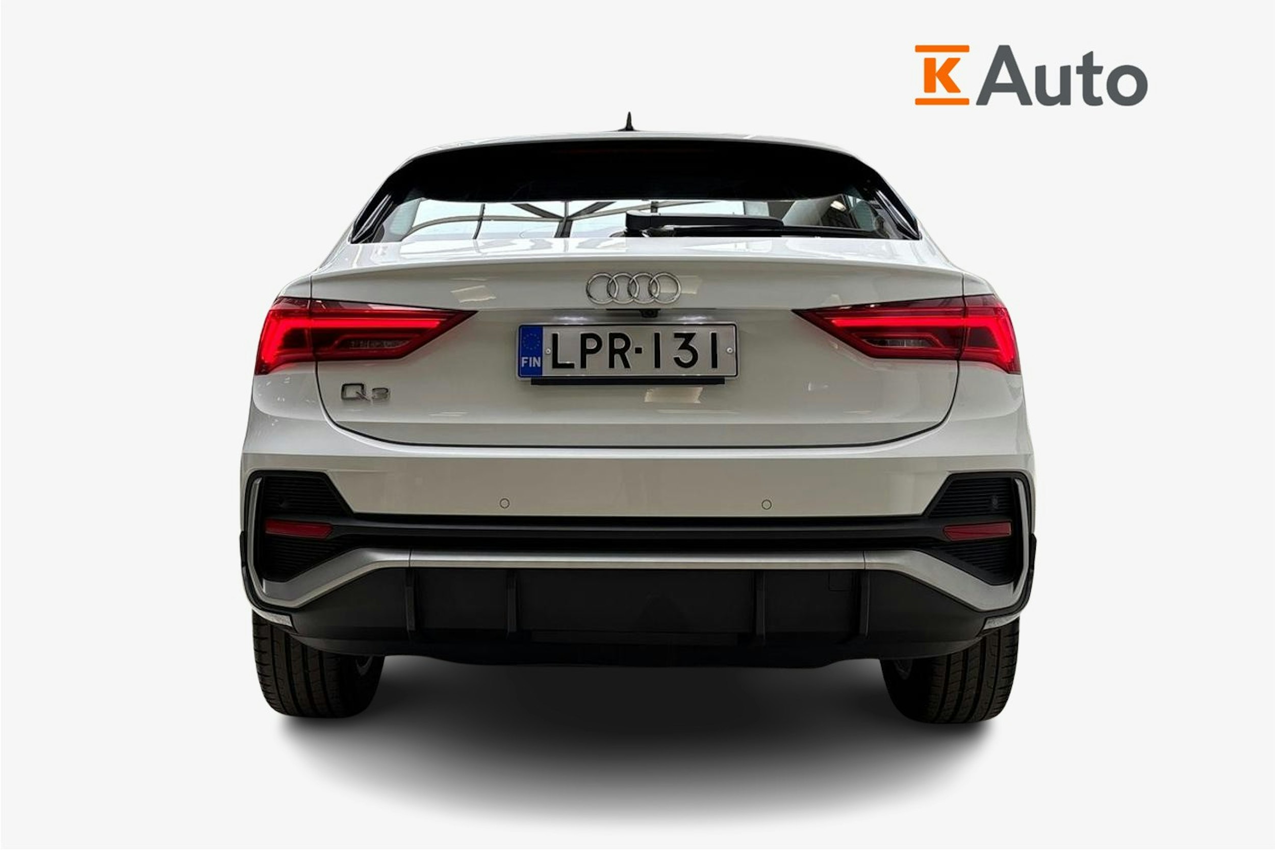 valkoinen Audi Q3 2021 kuva 3.