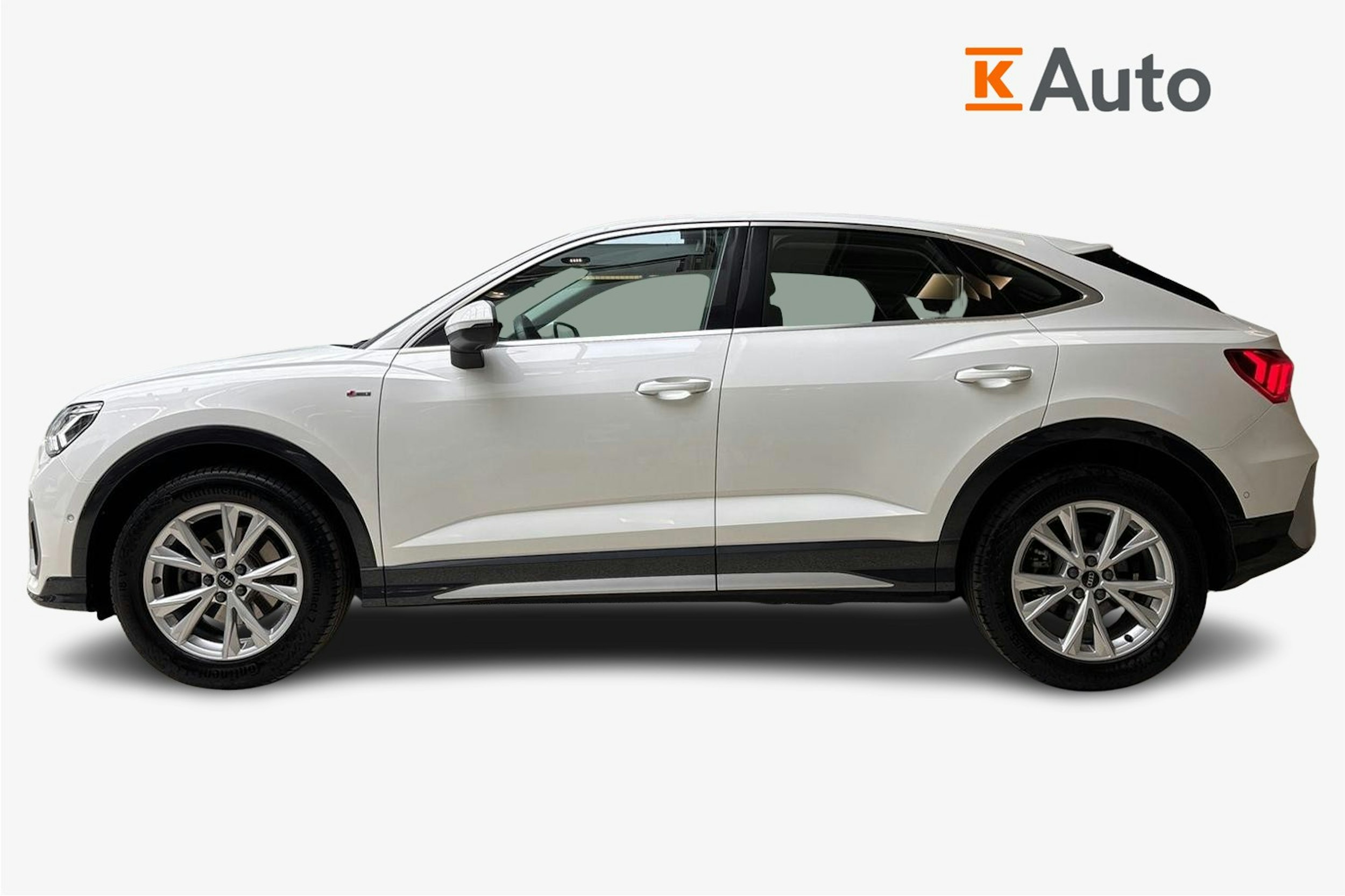 valkoinen Audi Q3 2021 kuva 6.