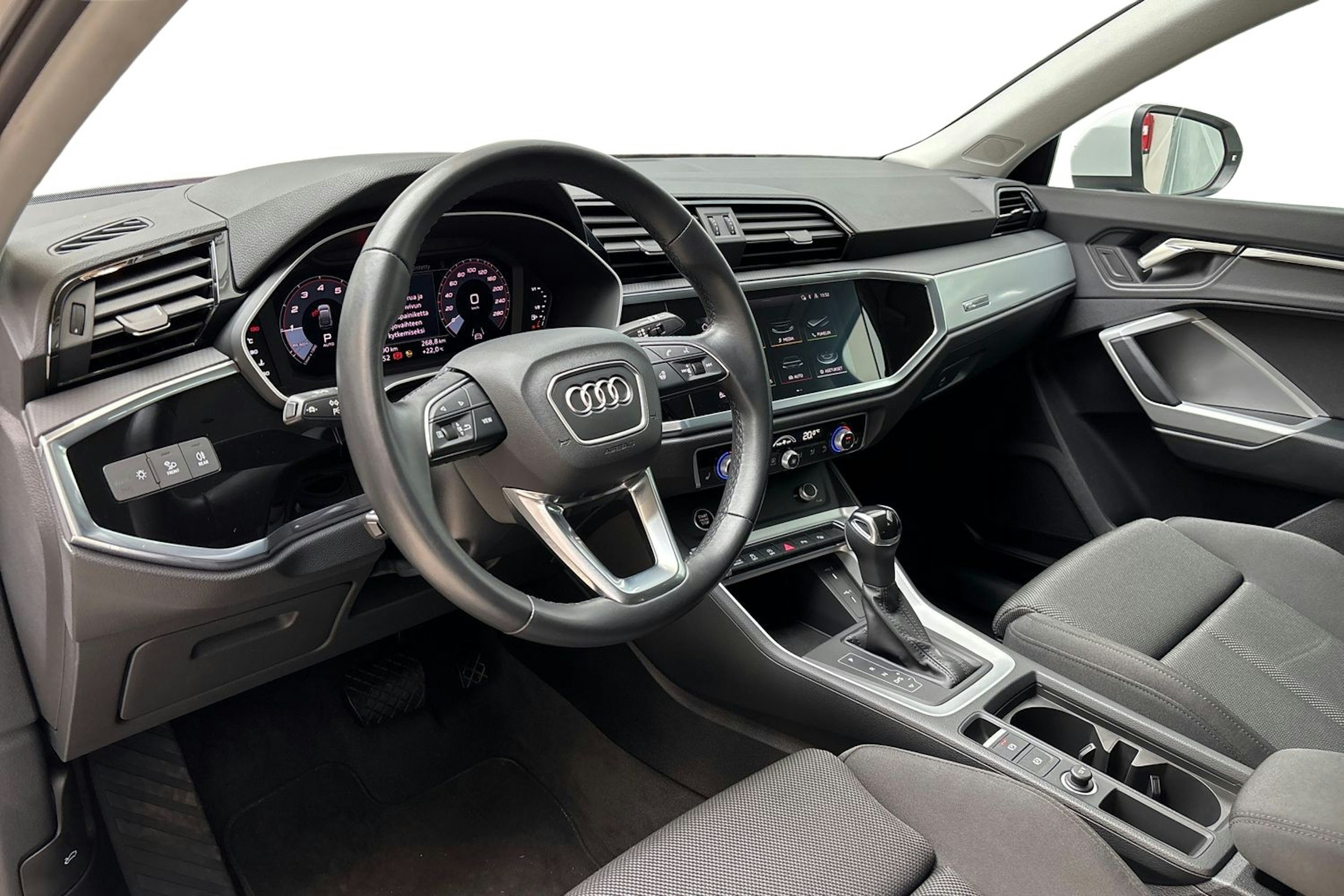 valkoinen Audi Q3 2021 kuva 7.