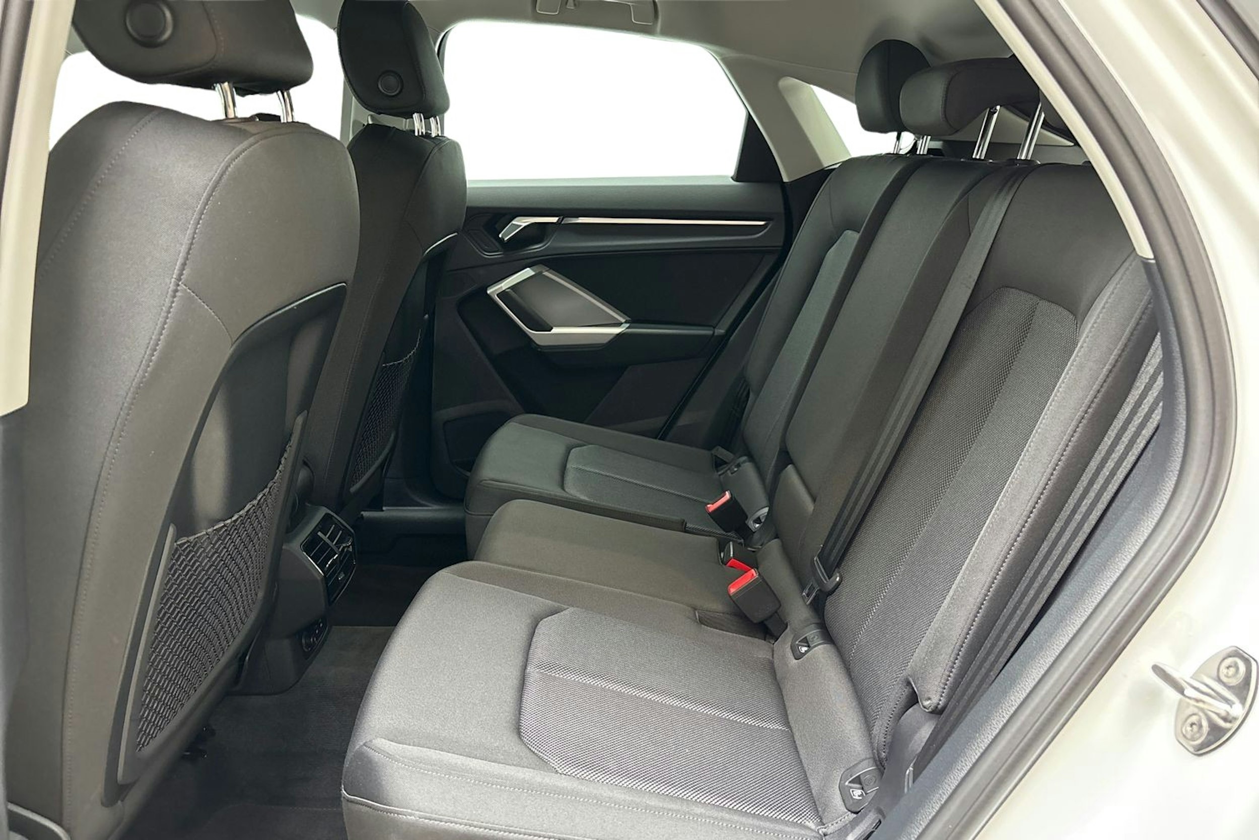 valkoinen Audi Q3 2021 kuva 10.
