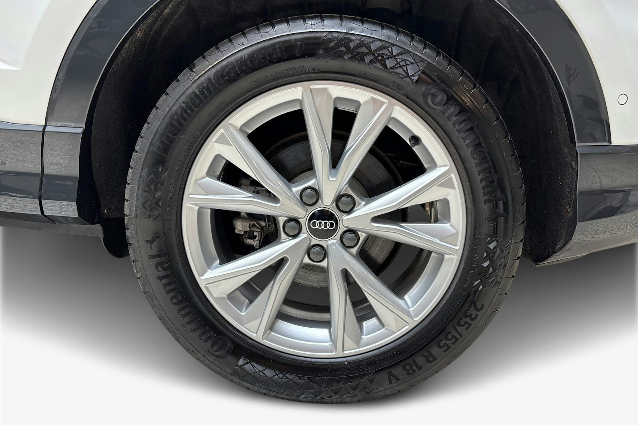 valkoinen Audi Q3 2021 kuva 11.