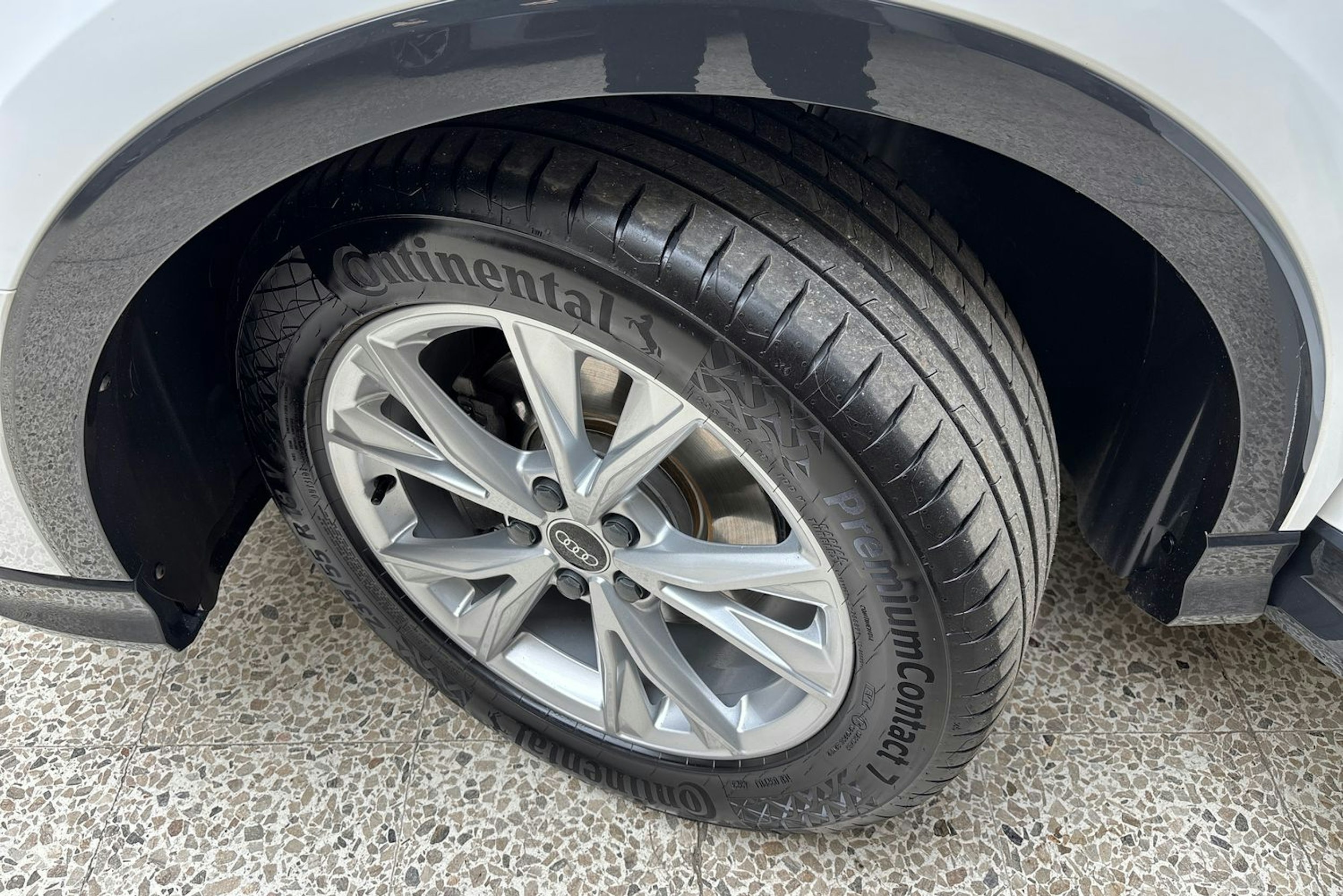 valkoinen Audi Q3 2021 kuva 13.