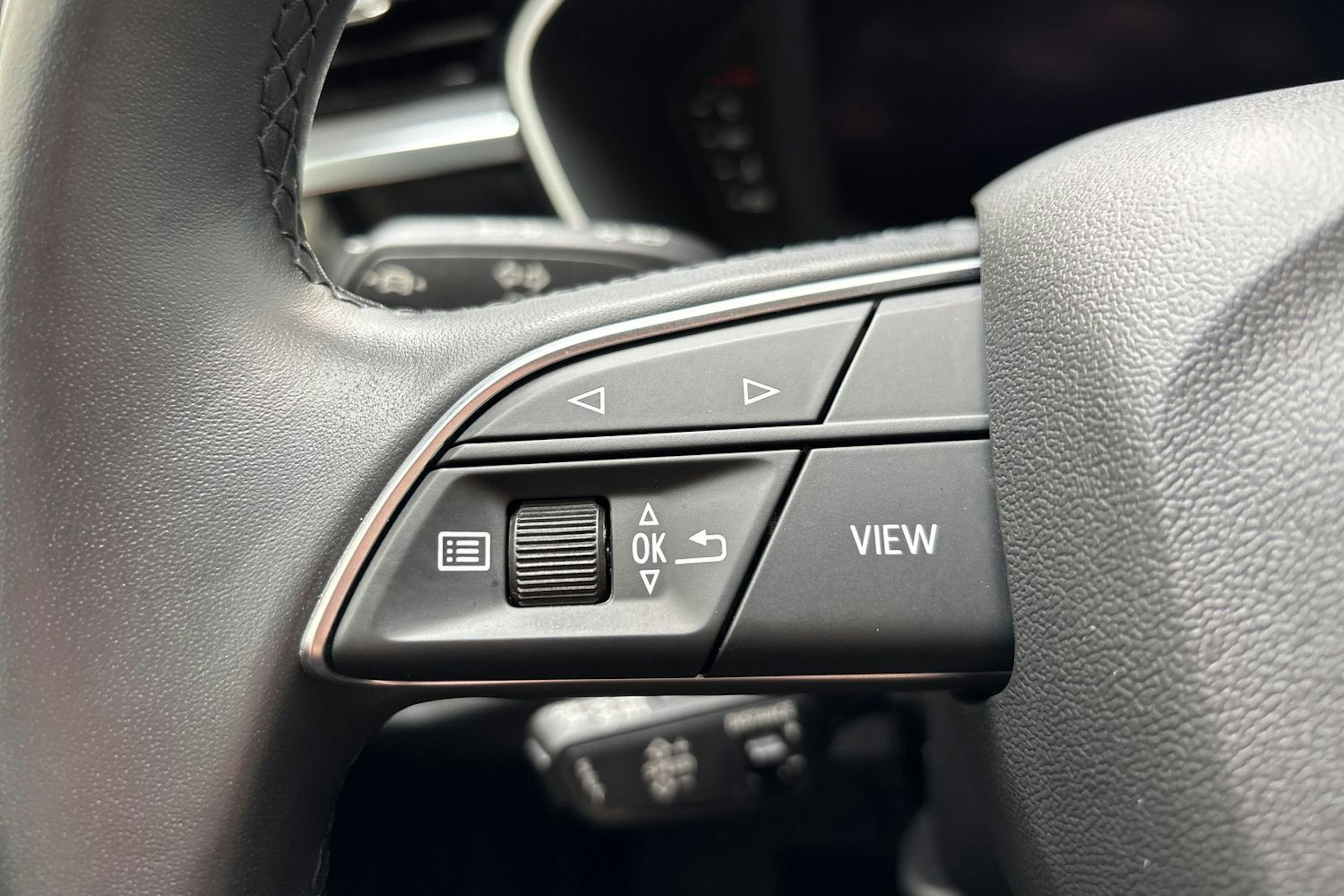 valkoinen Audi Q3 2021 kuva 15.