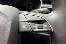 valkoinen Audi Q3 2021 kuva 16.