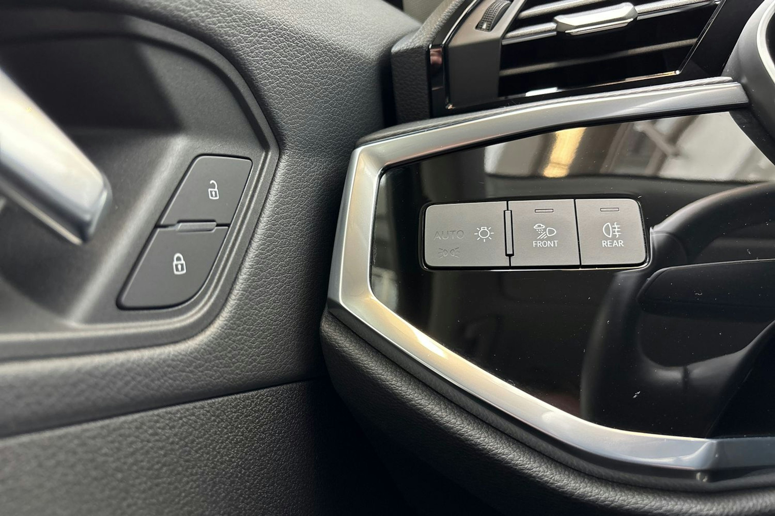 valkoinen Audi Q3 2021 kuva 18.