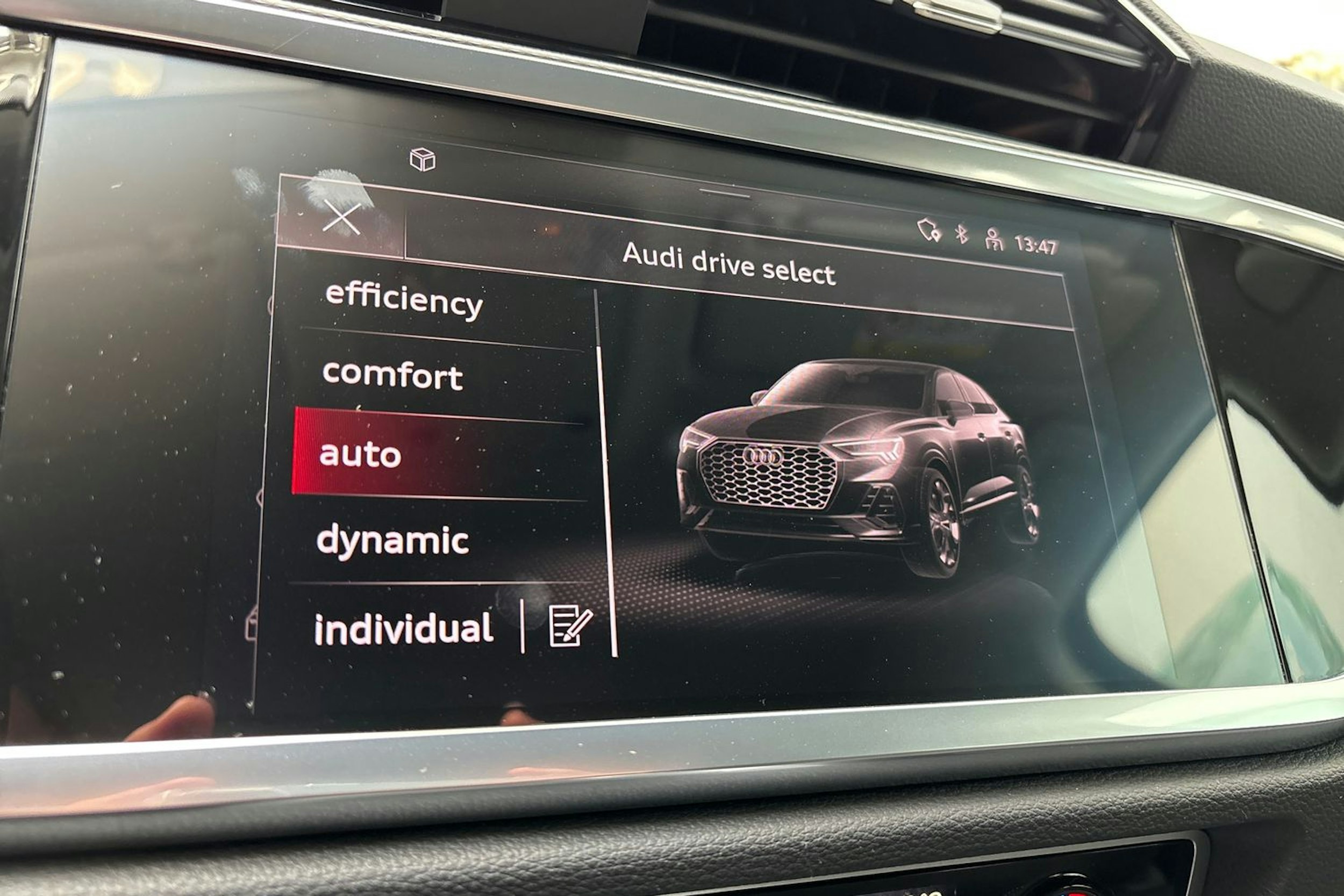 valkoinen Audi Q3 2021 kuva 24.