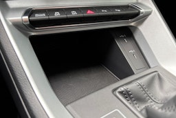 valkoinen Audi Q3 2021 kuva 26.