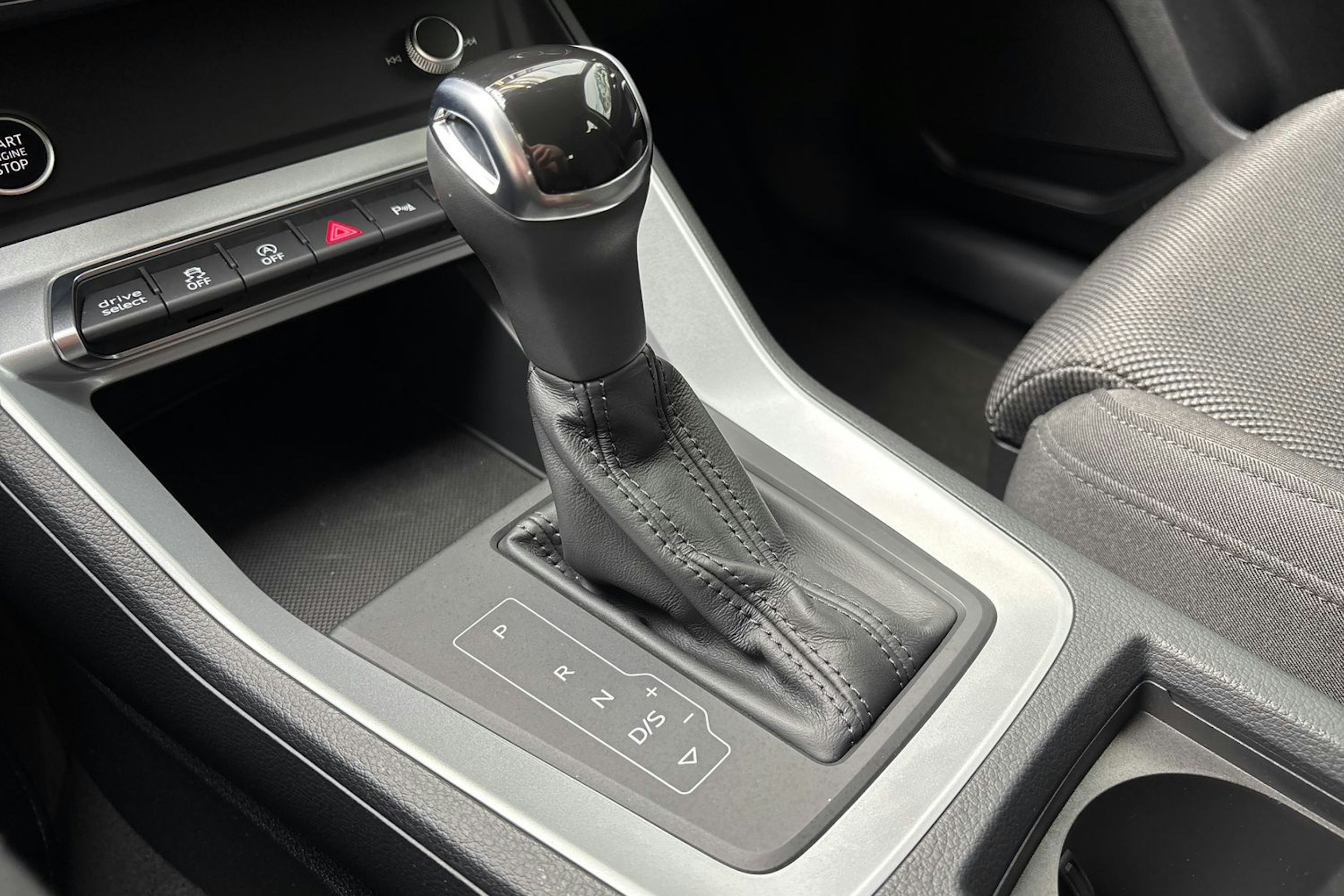 valkoinen Audi Q3 2021 kuva 27.