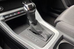 valkoinen Audi Q3 2021 kuva 27.