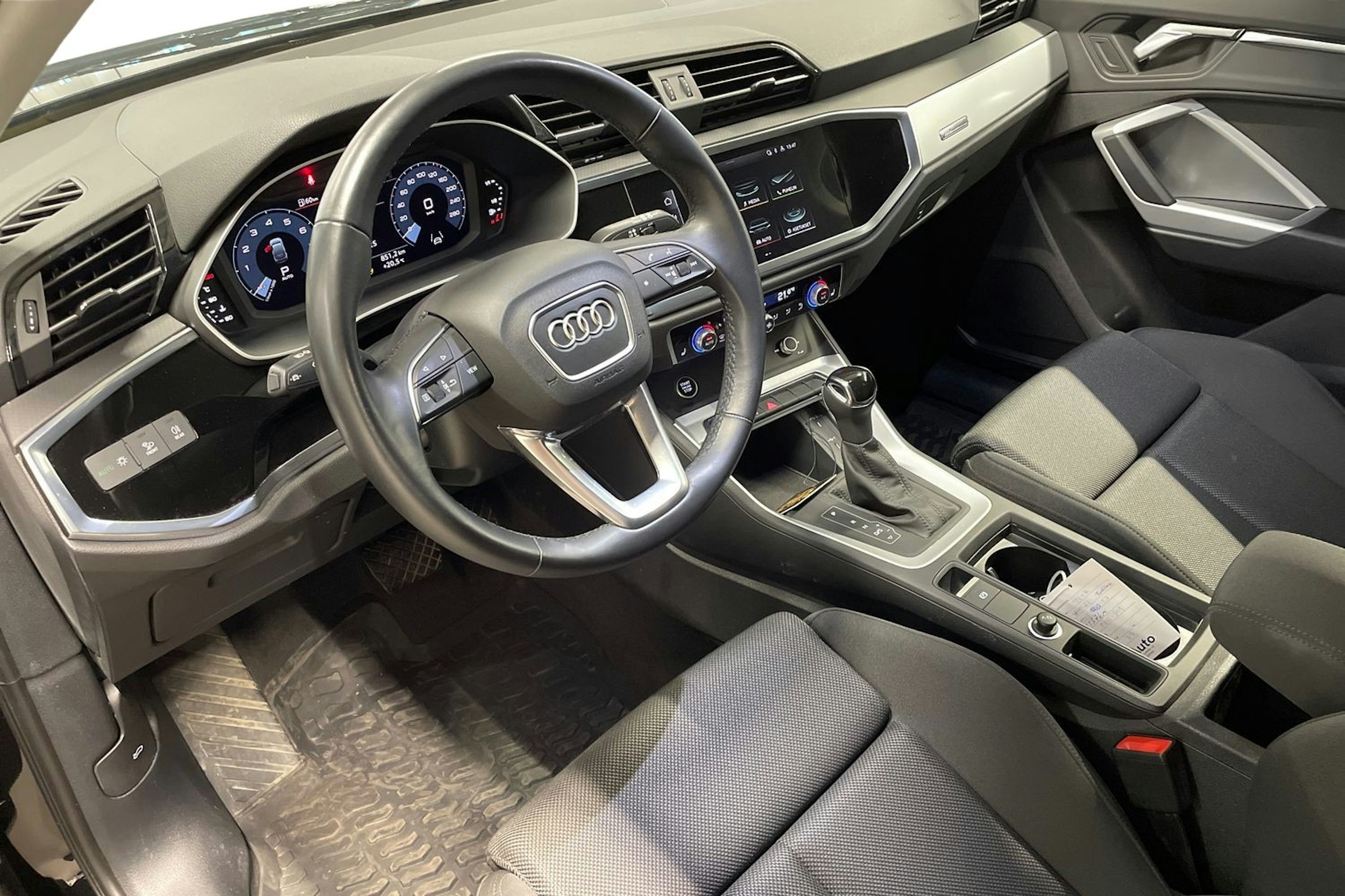 musta Audi Q3 2021 kuva 6.