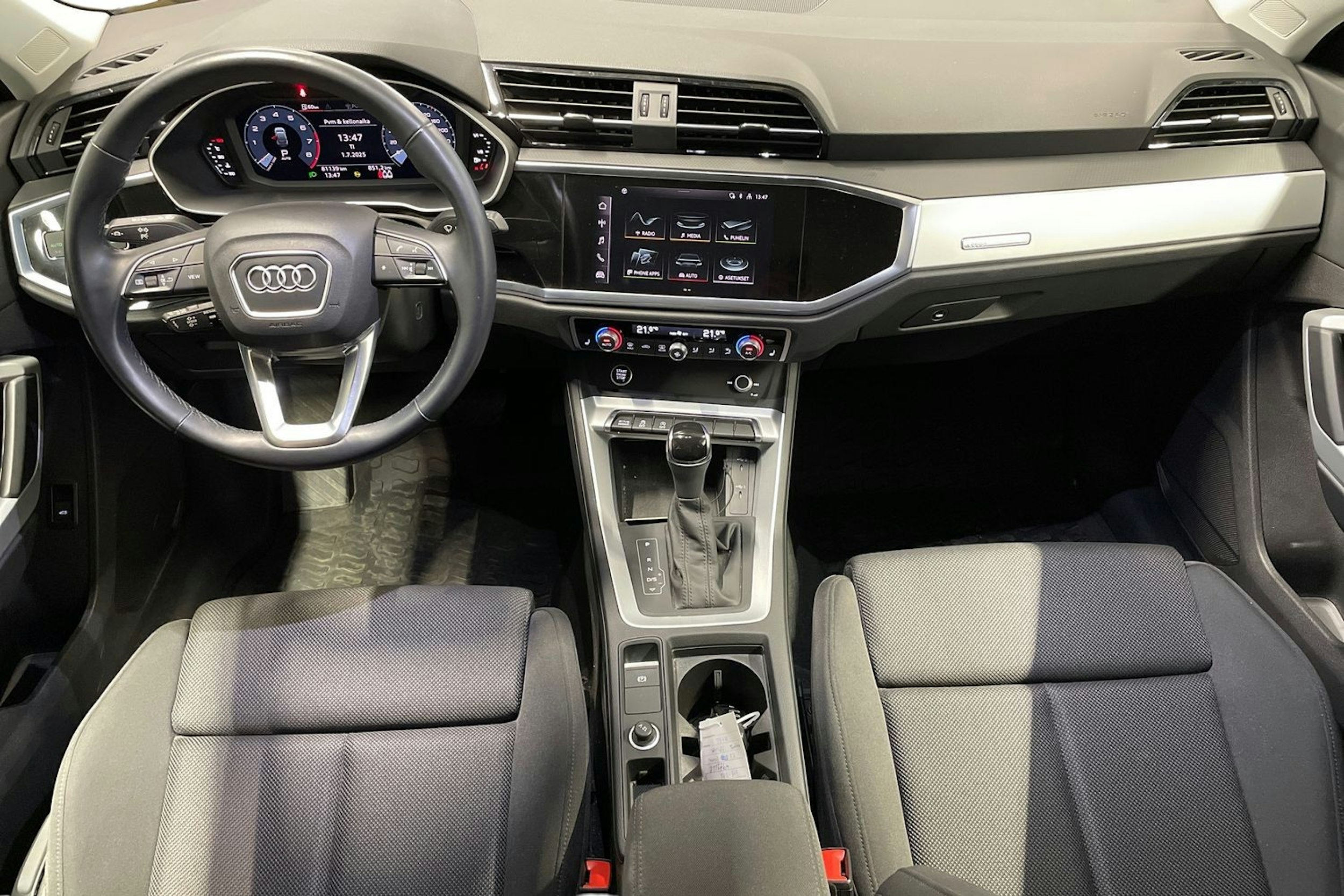 musta Audi Q3 2021 kuva 7.
