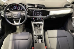 musta Audi Q3 2021 kuva 7.