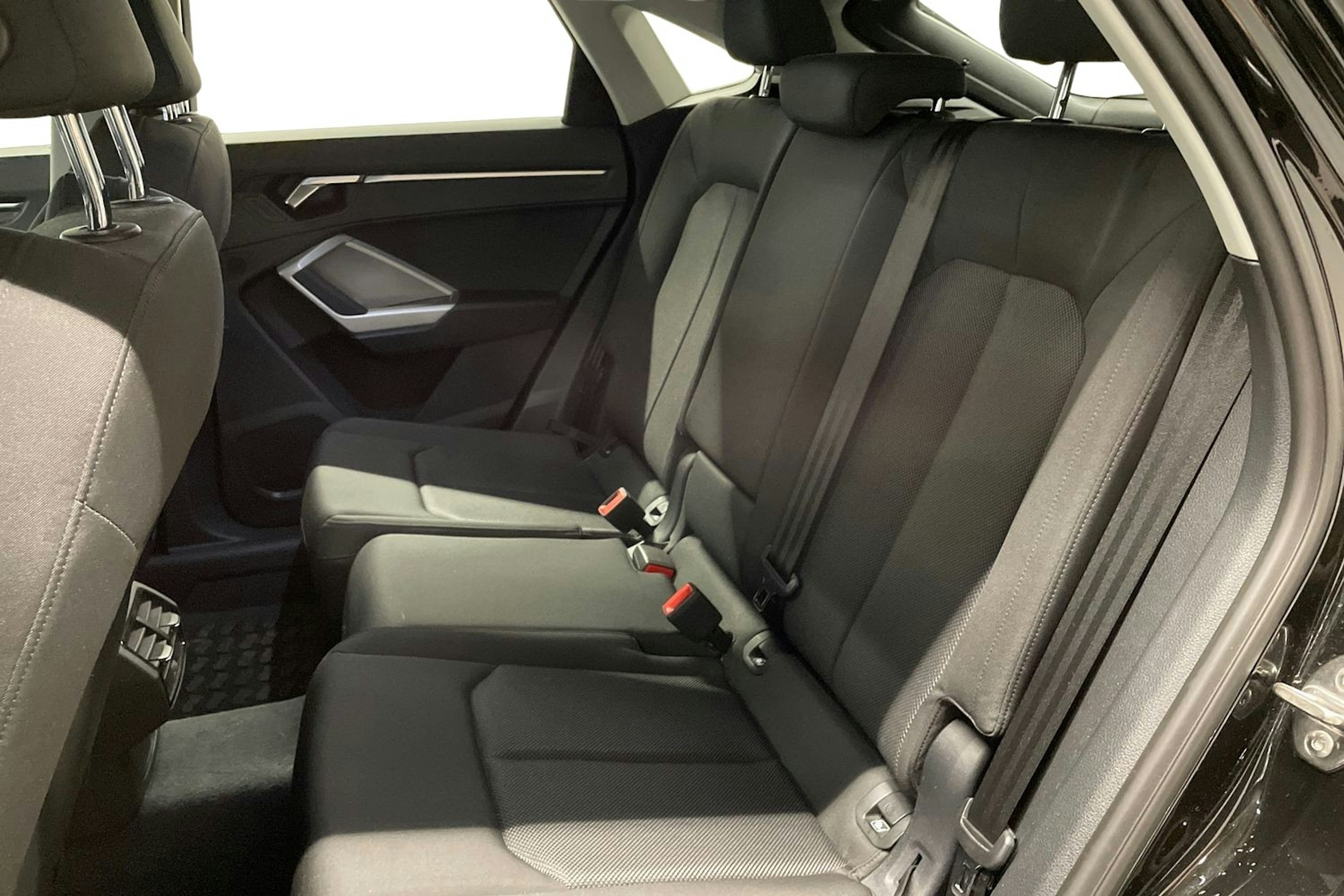 musta Audi Q3 2021 kuva 8.