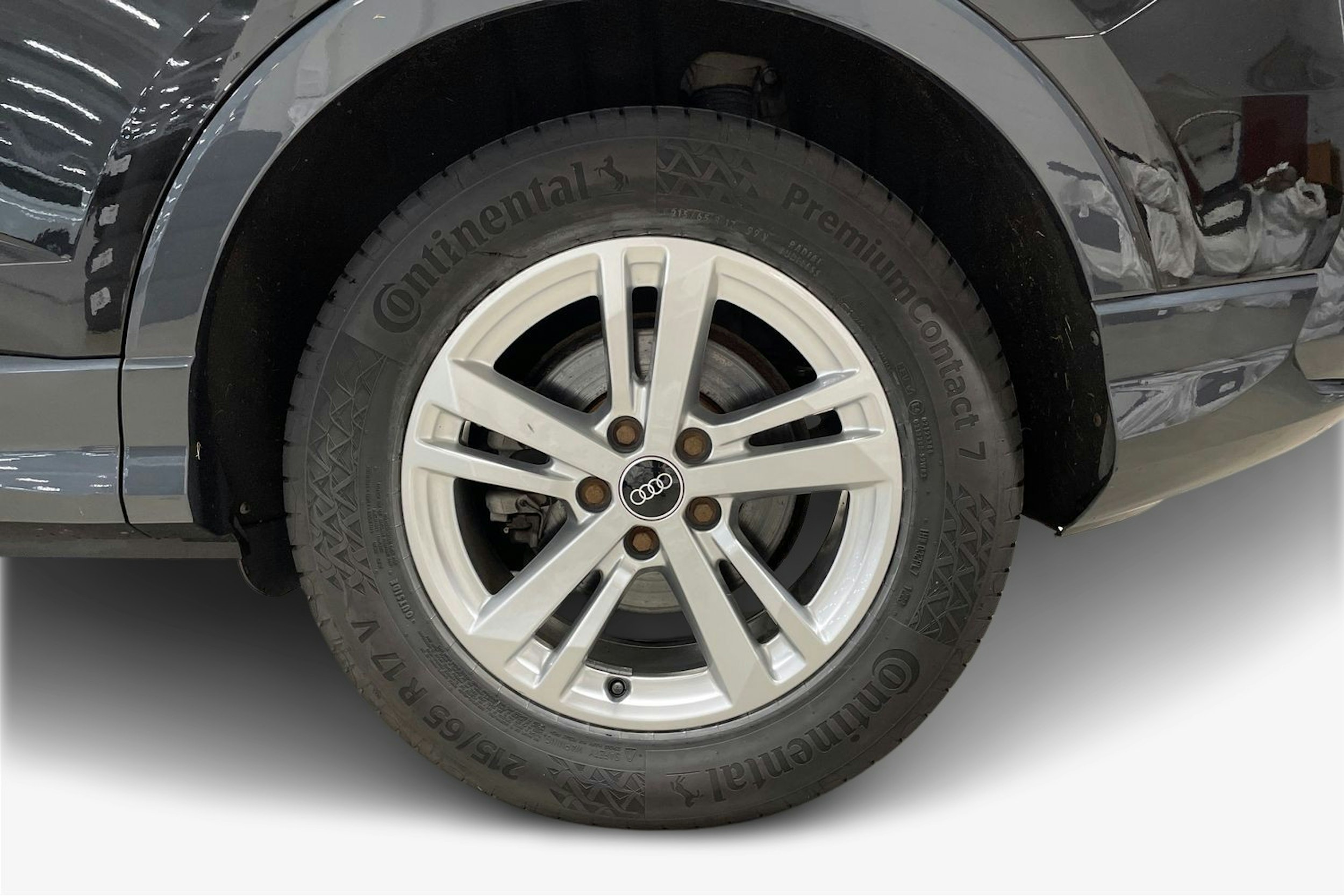 musta Audi Q3 2021 kuva 9.