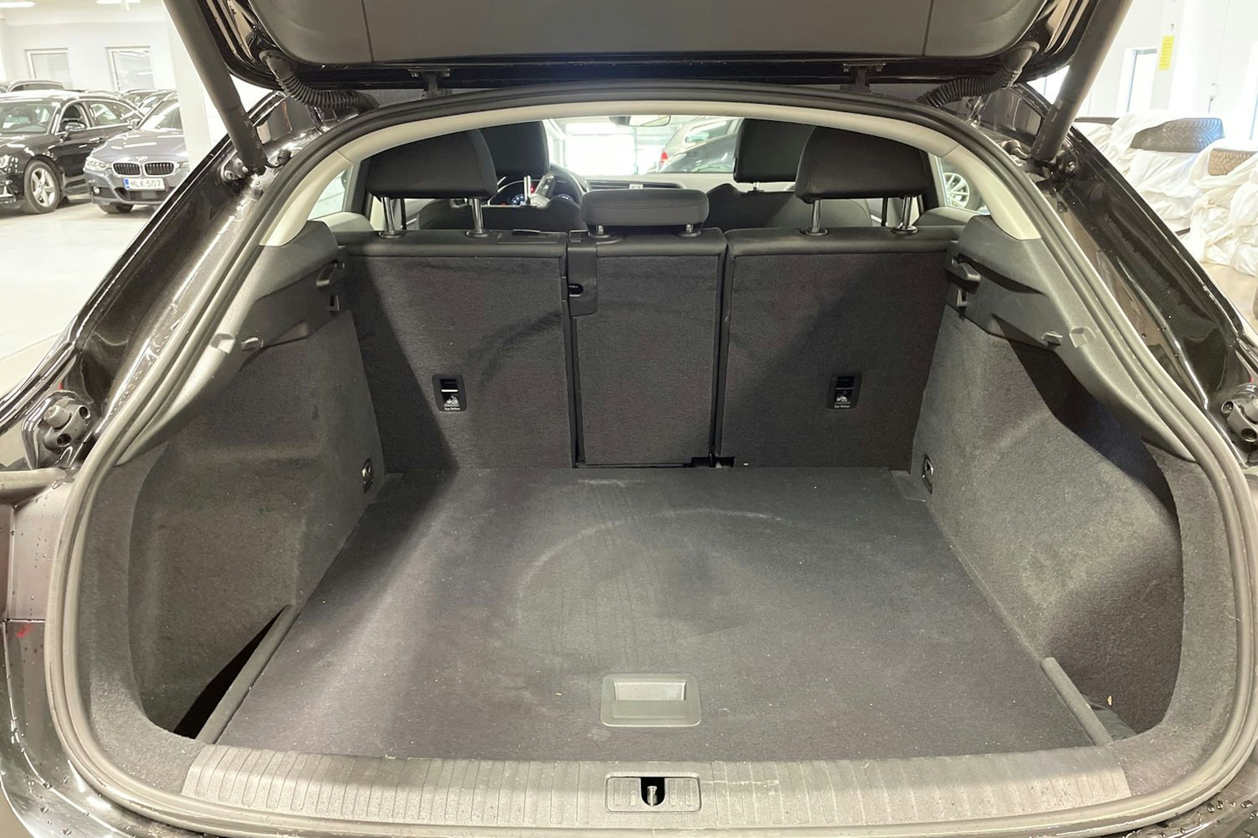 musta Audi Q3 2021 kuva 11.