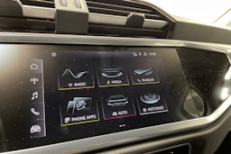 musta Audi Q3 2021 kuva 13.
