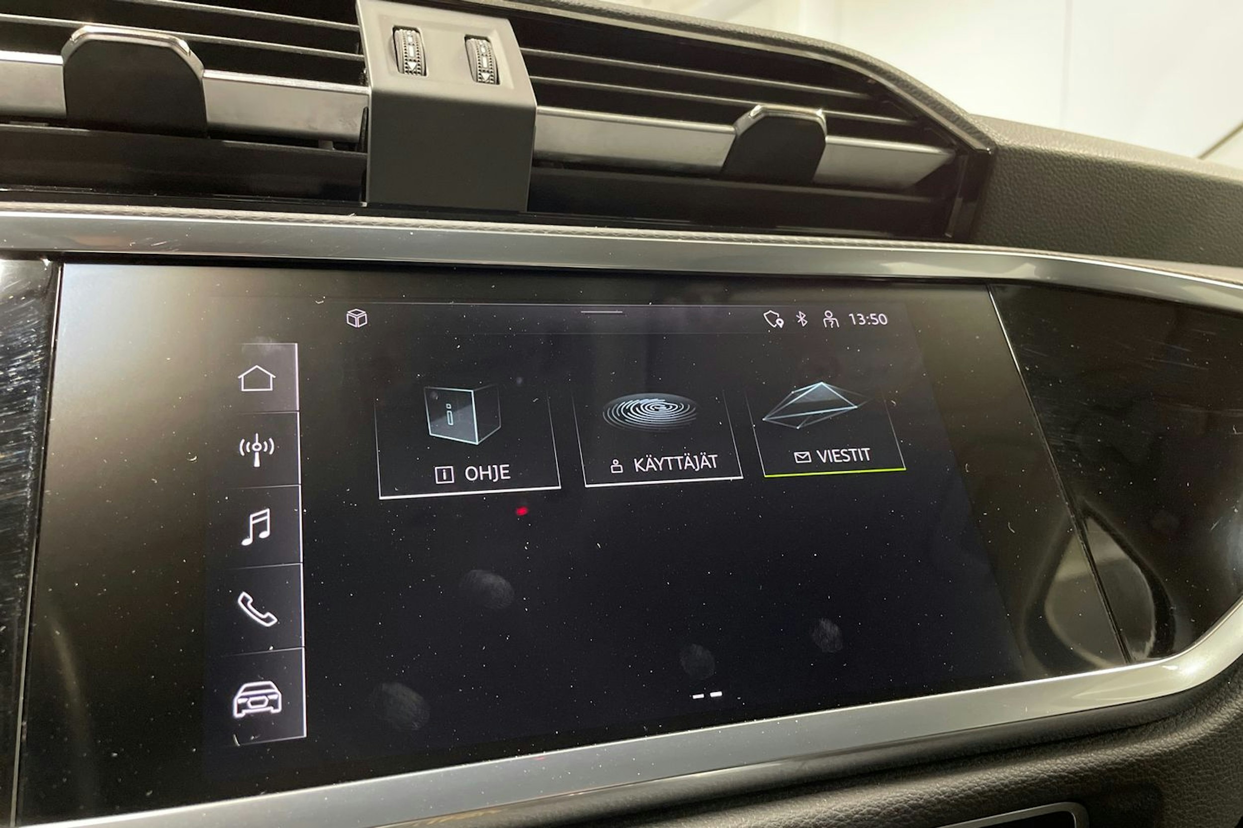 musta Audi Q3 2021 kuva 14.