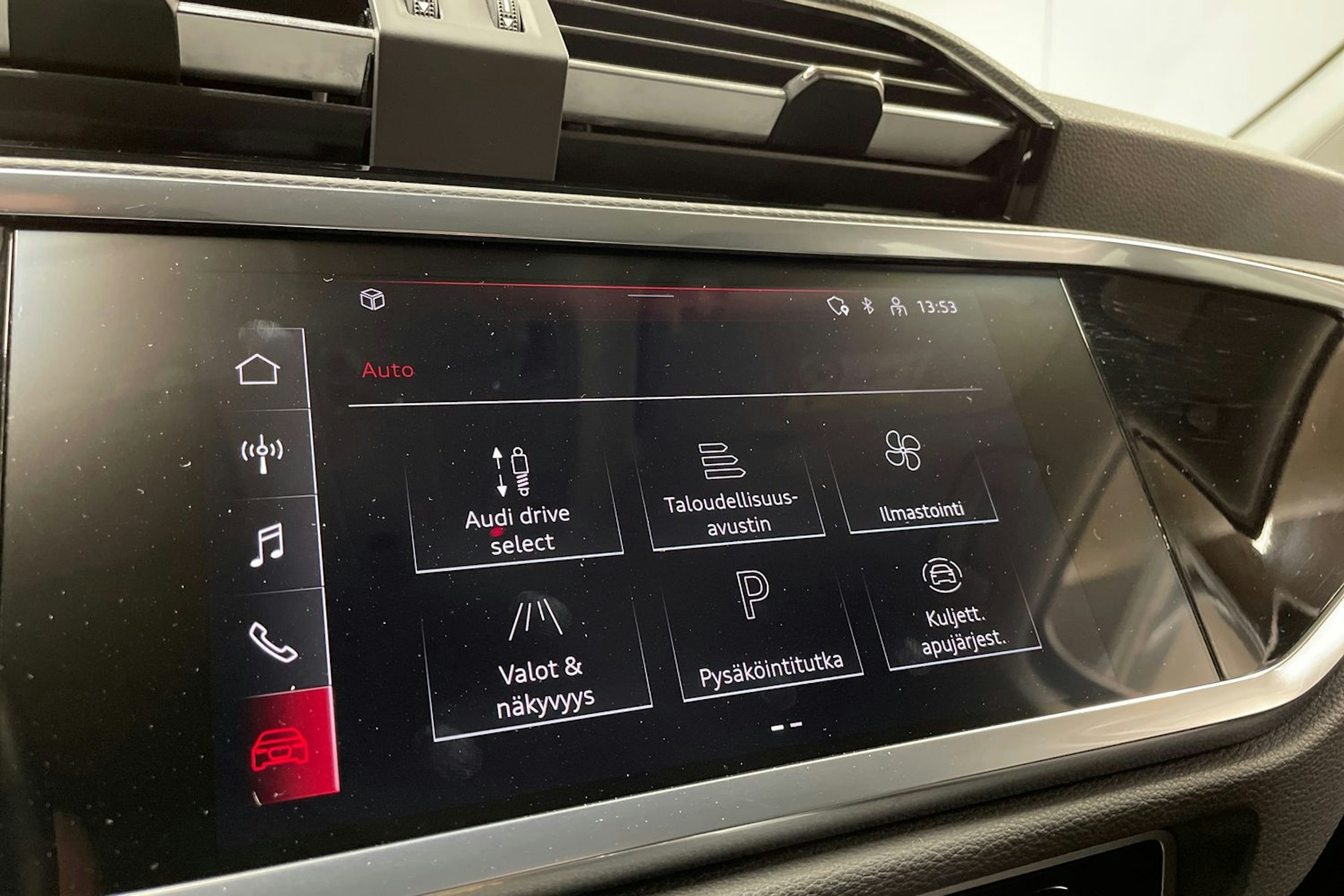 musta Audi Q3 2021 kuva 15.
