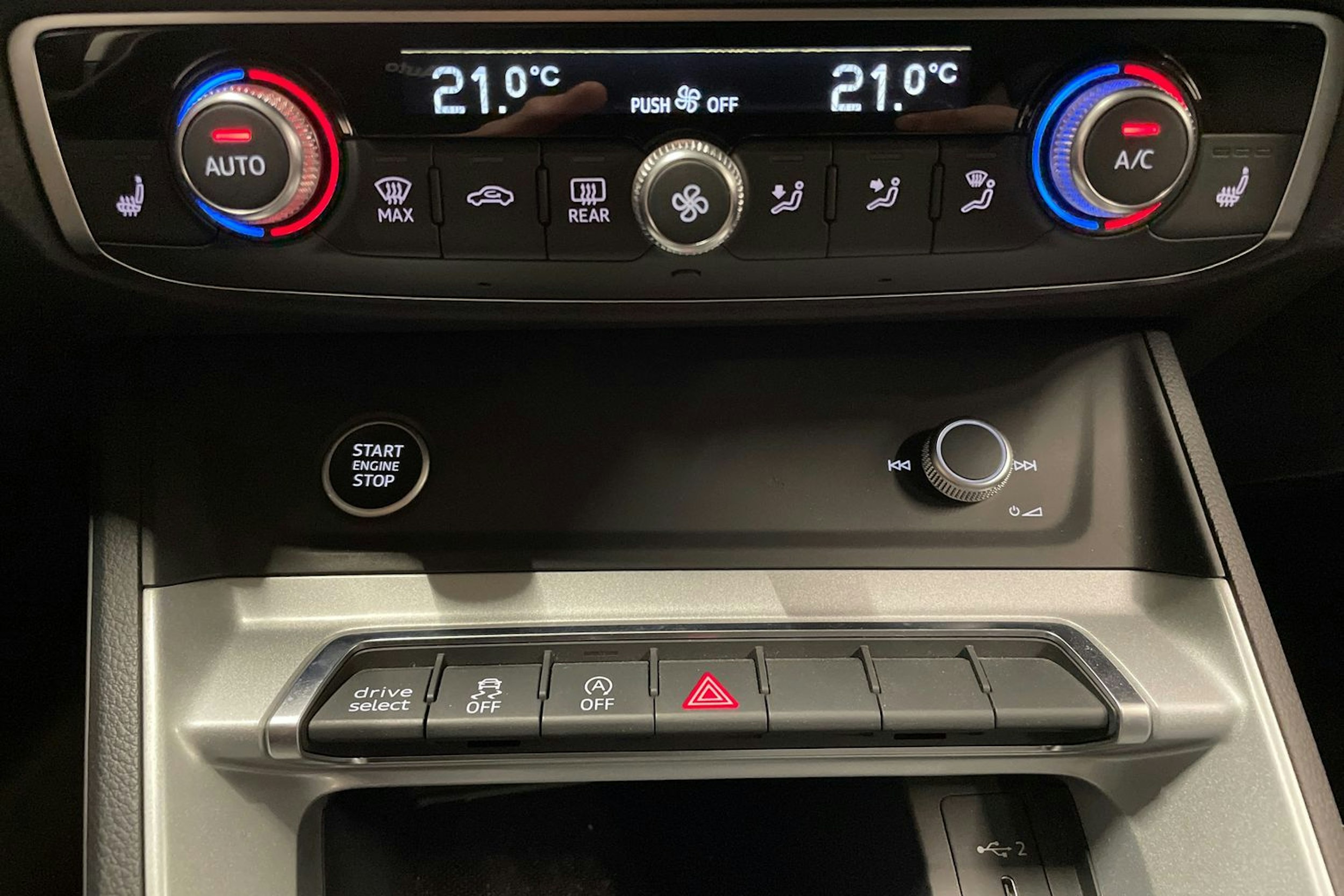 musta Audi Q3 2021 kuva 17.