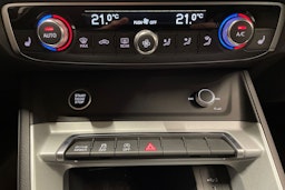musta Audi Q3 2021 kuva 17.